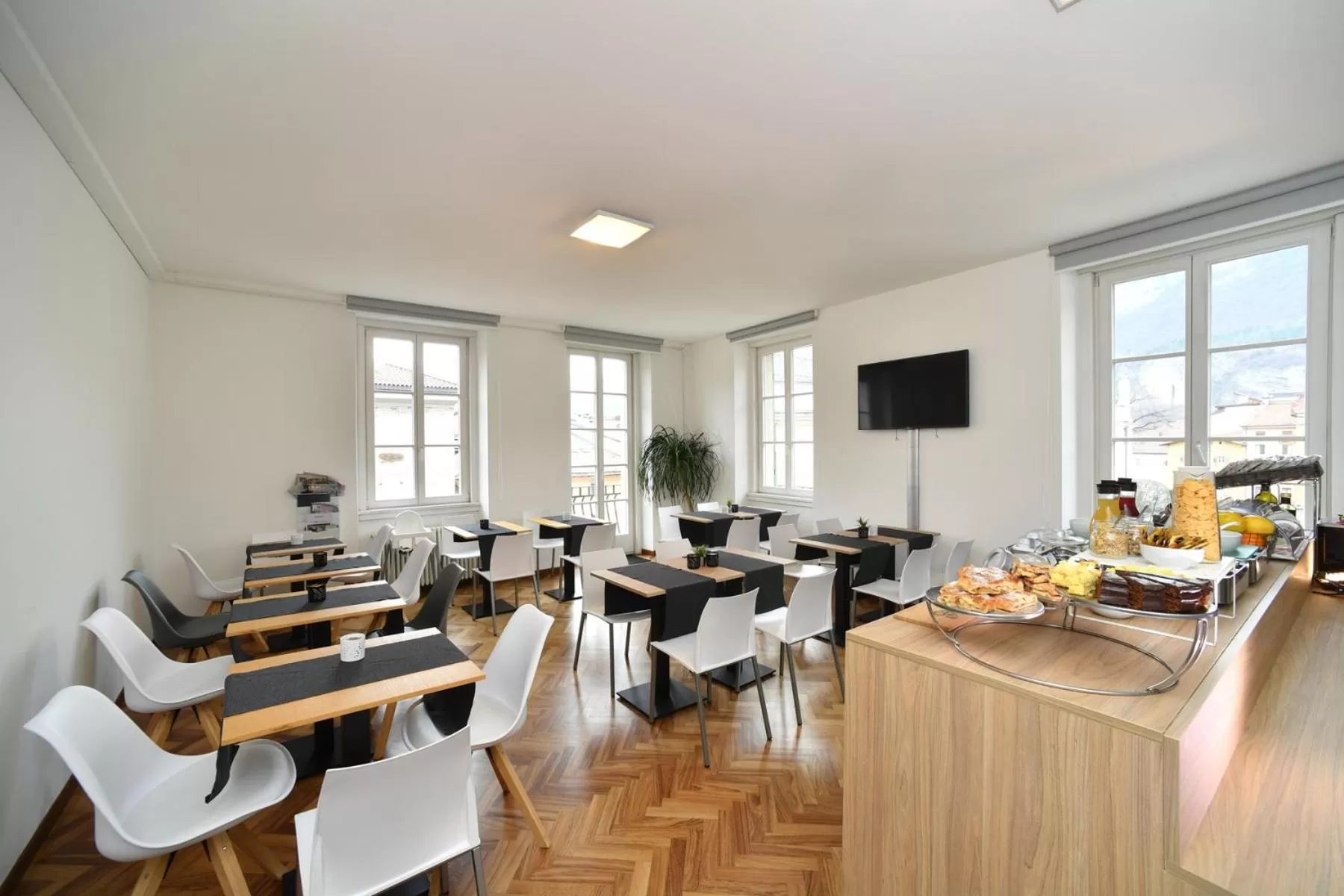 Communal lounge/ TV room in Lainez Rooms & Suites