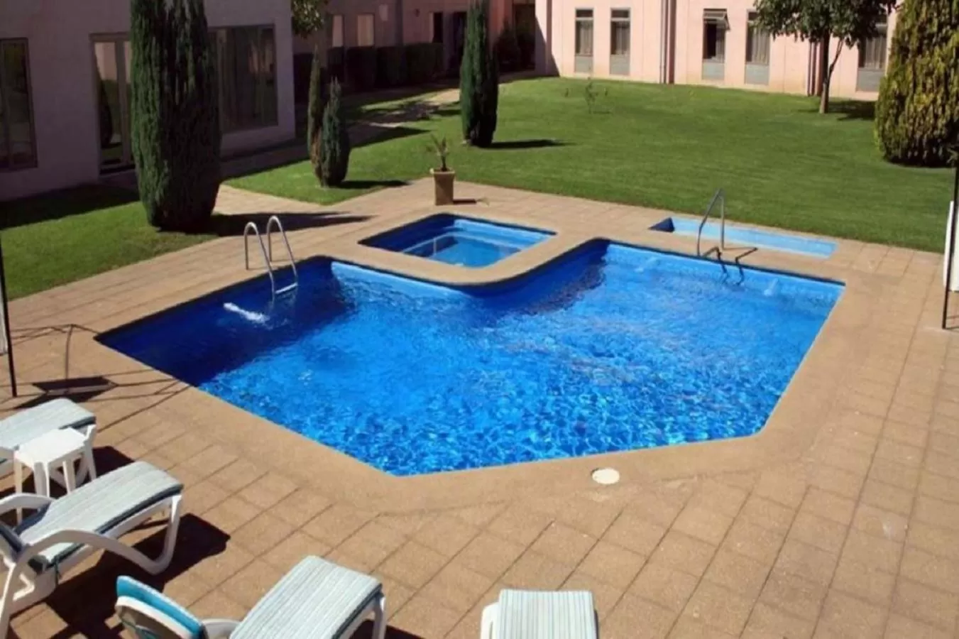 Swimming pool in Hotel Diego de Almagro Los Angeles