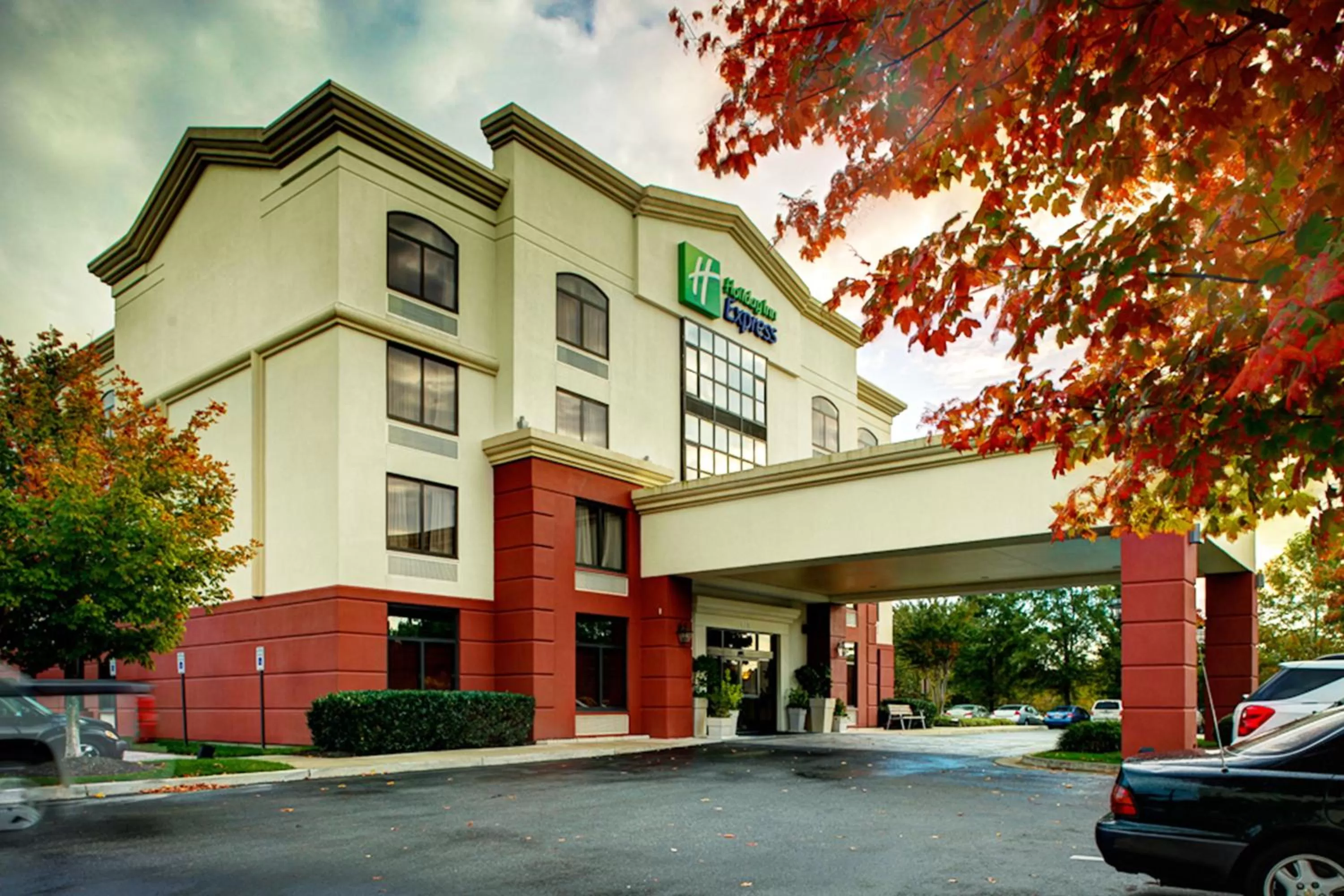 Property building in Holiday Inn Express Richmond Airport by IHG