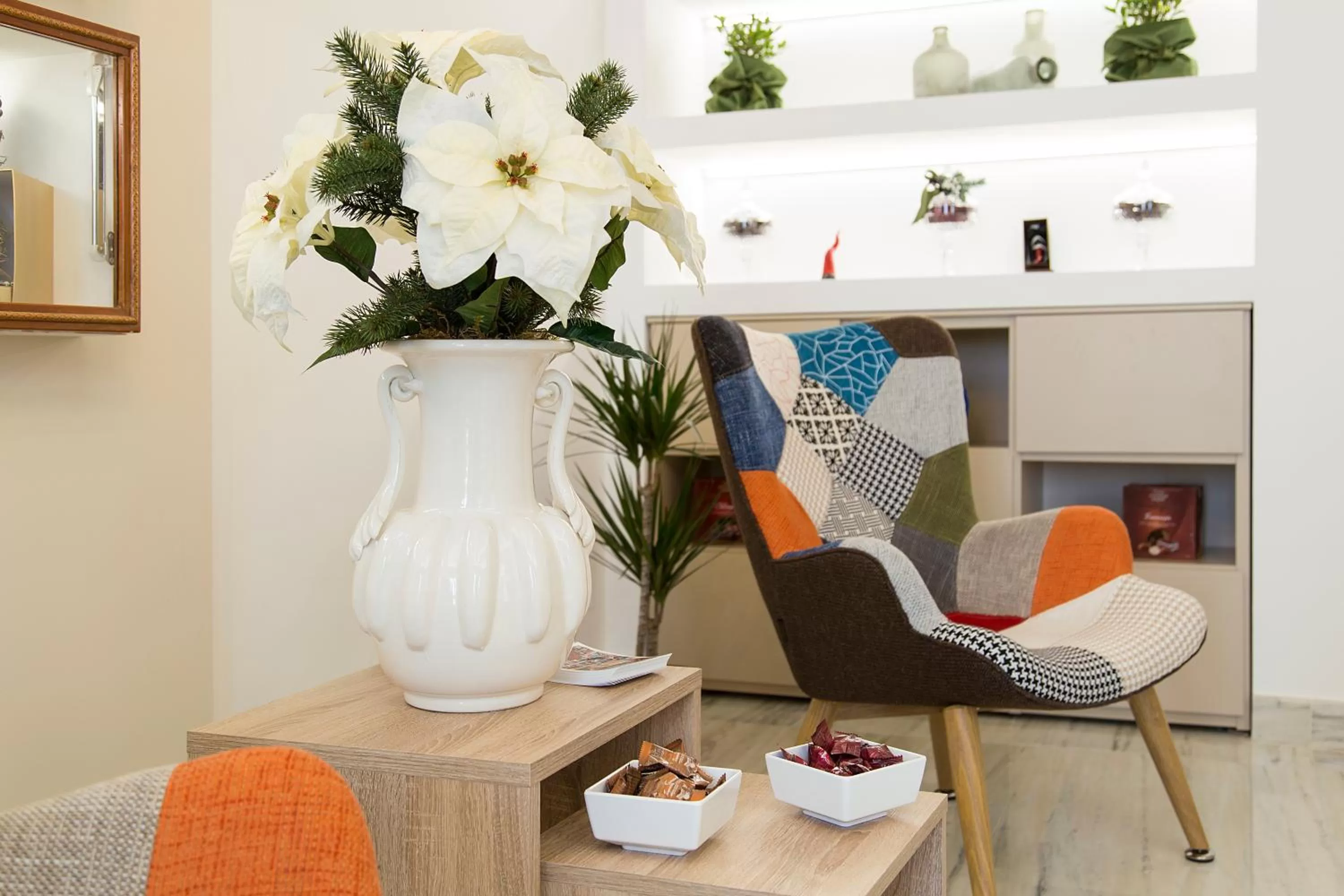 Communal lounge/ TV room in The Five Rooms Napoli