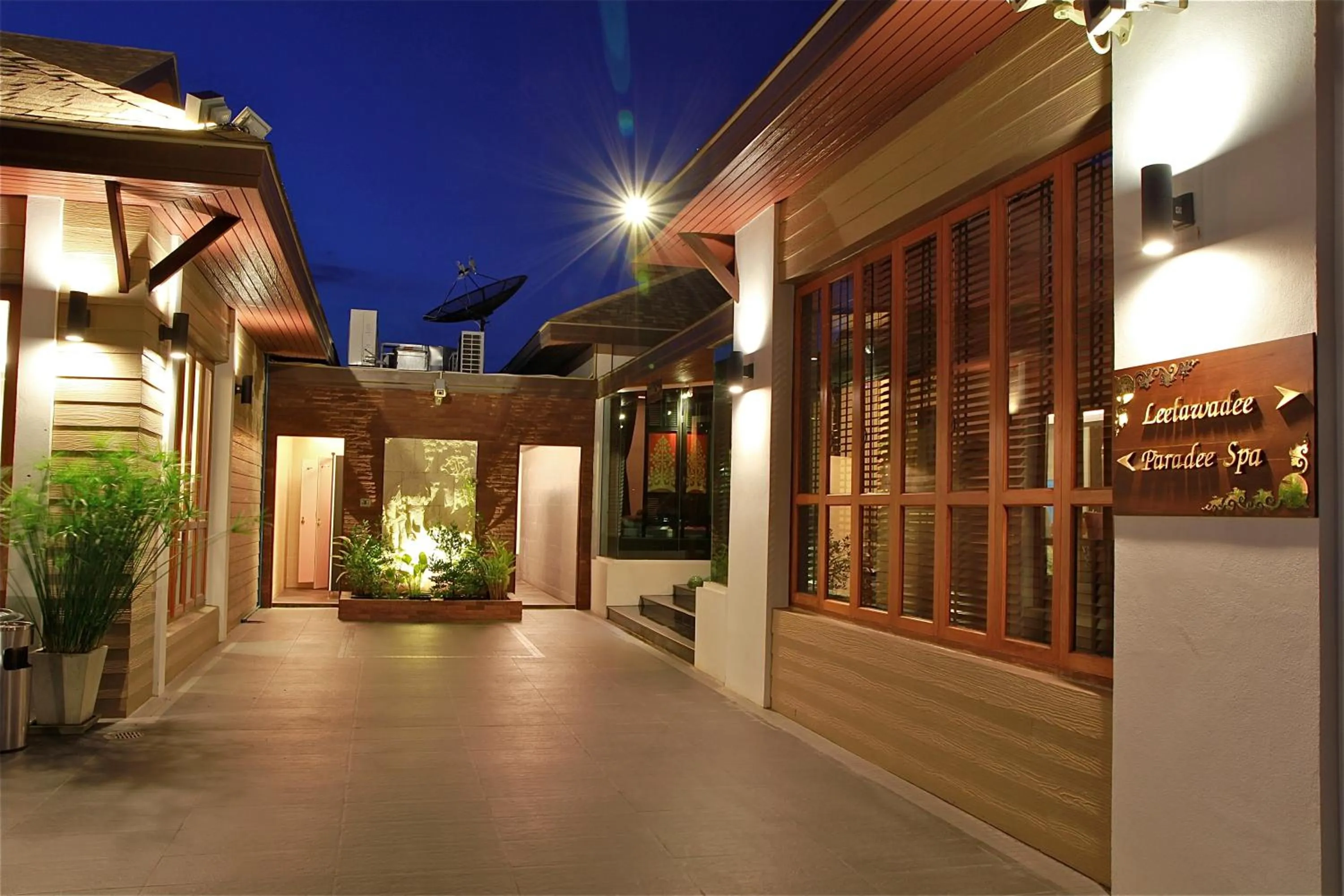 Facade/entrance in Suvarnabhumi Suite Hotel