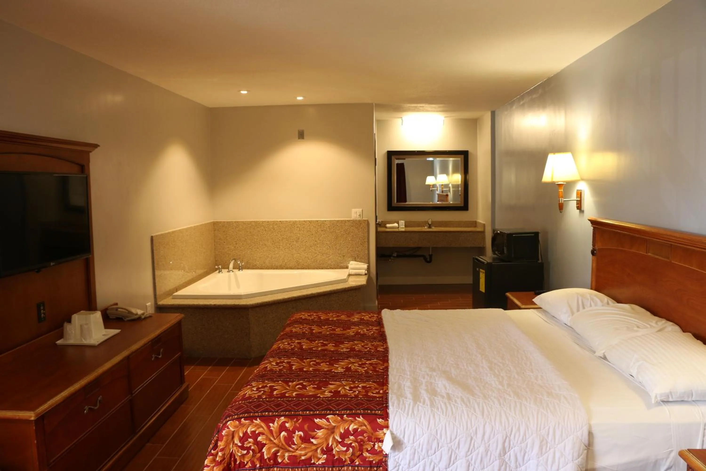 King Suite with Spa Bath in Touristlodge