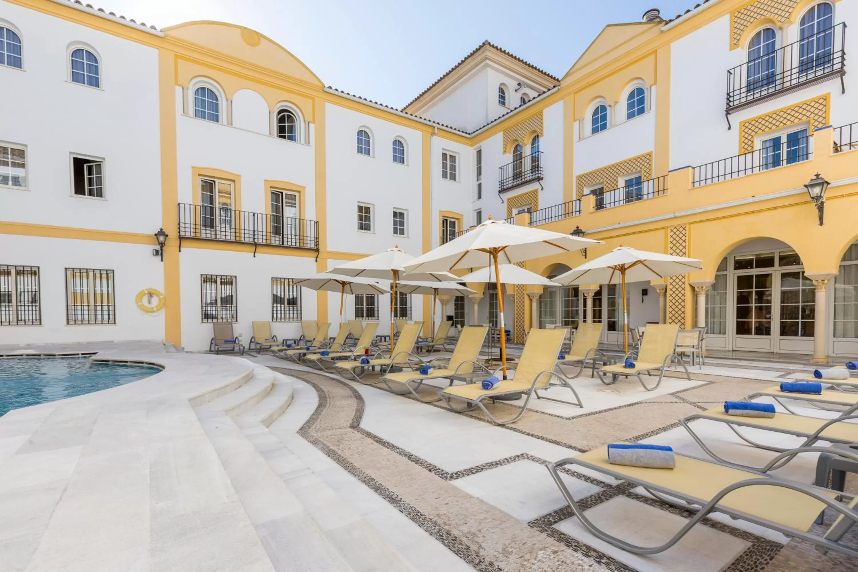 Swimming pool in Hotel Macià Alfaros