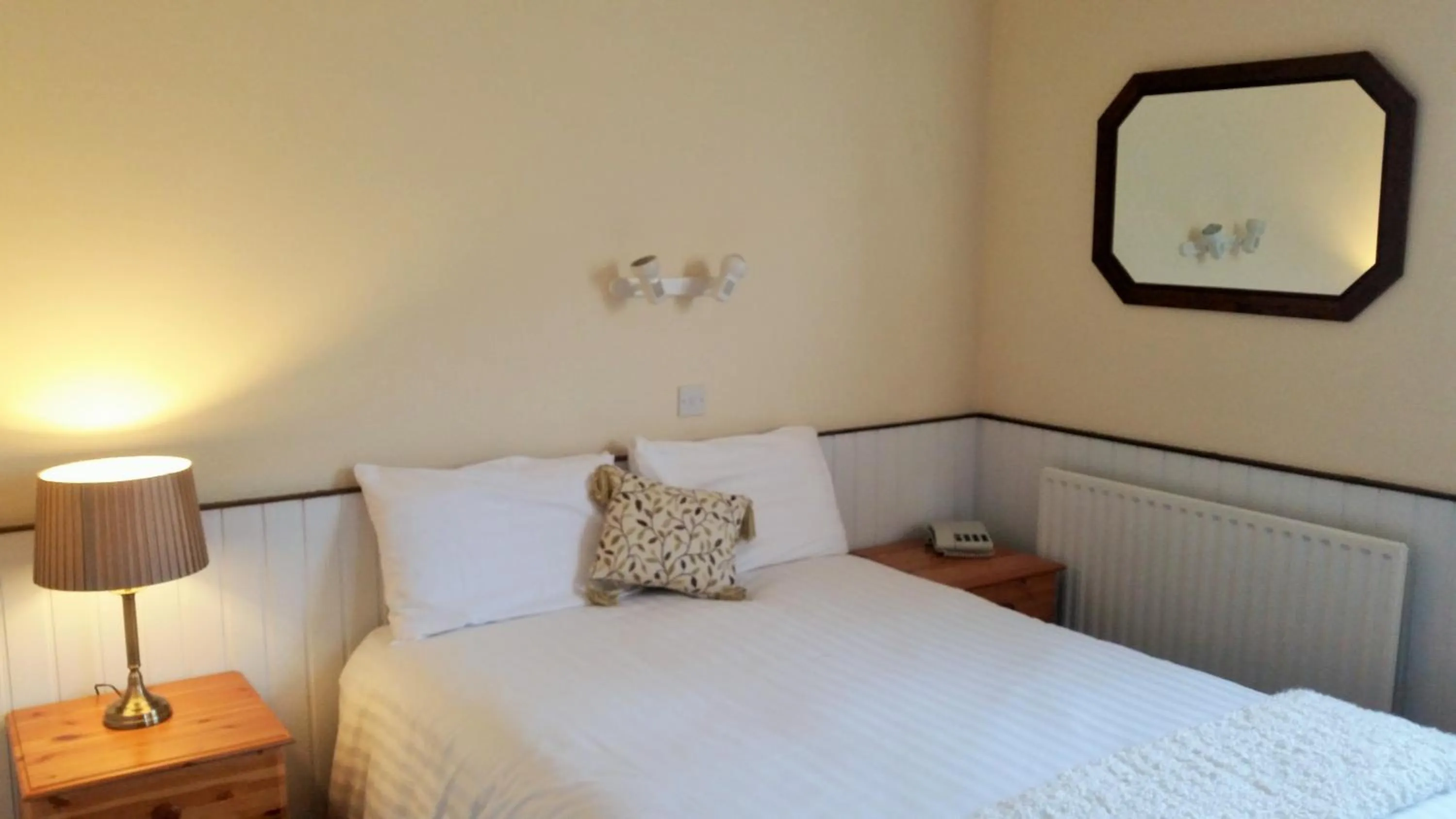 Bedroom, Bed in Halfway House Hotel