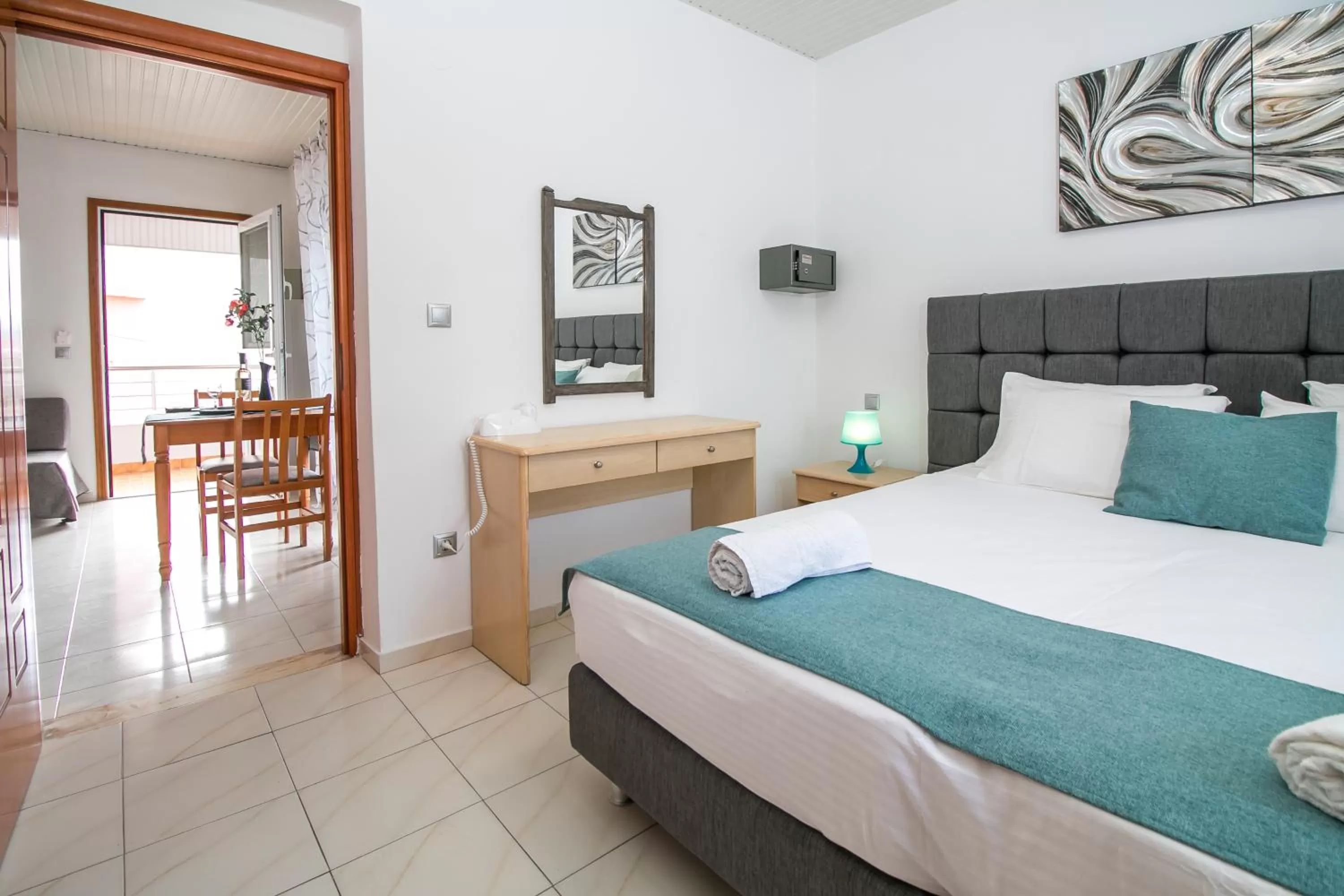 Dining area, Bed in Platoni Elite