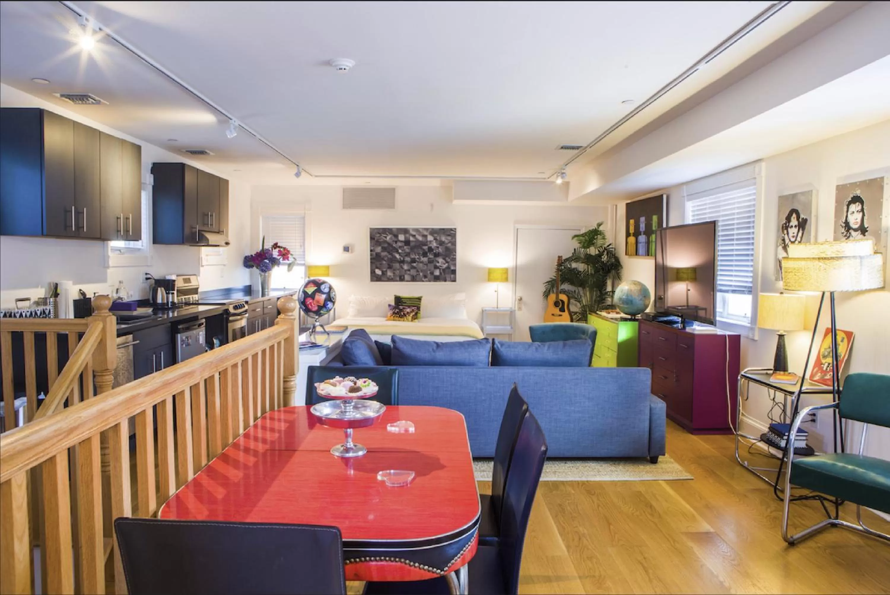 Communal lounge/ TV room in ZEY HOTEL