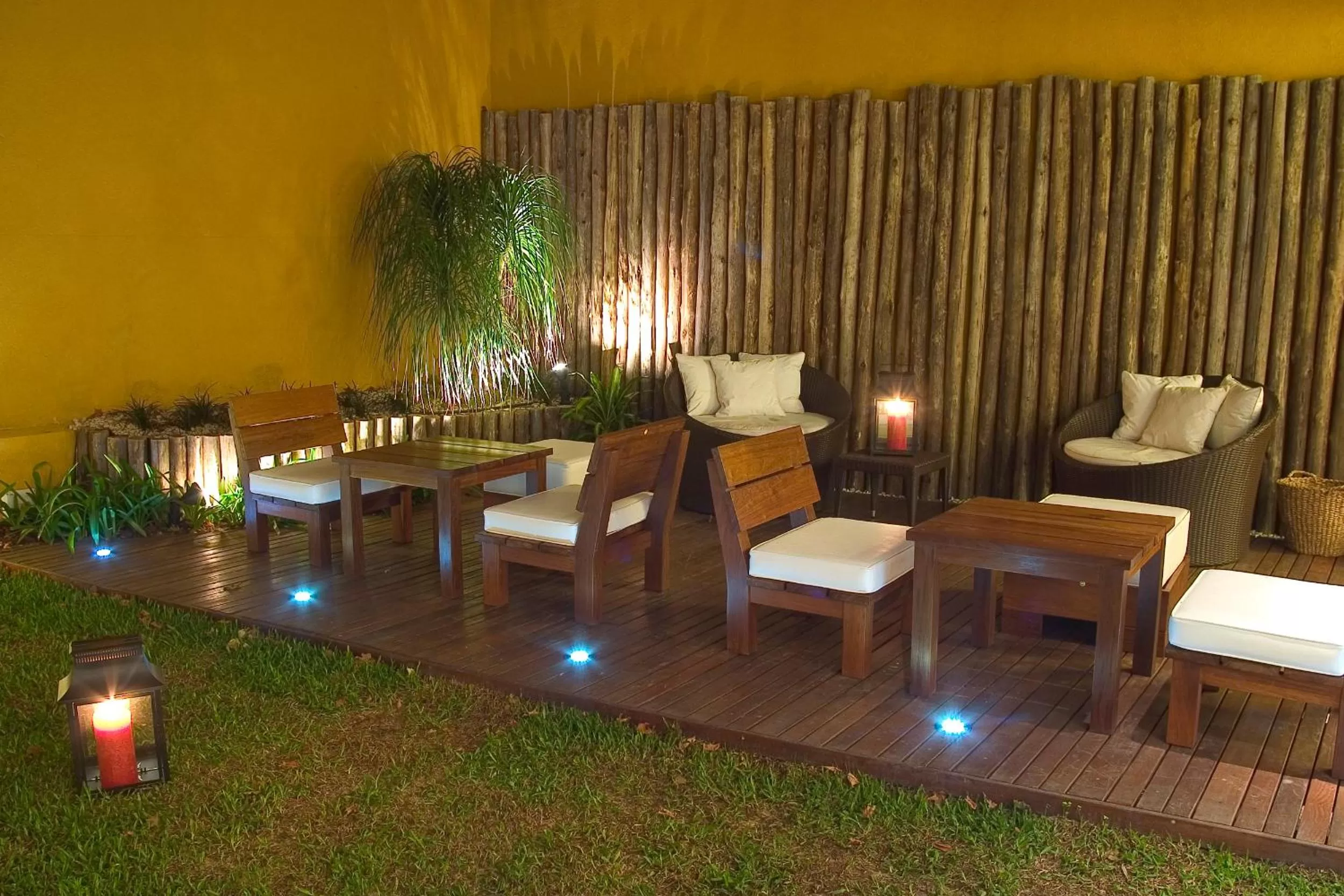 Restaurant/places to eat in Mine Hotel