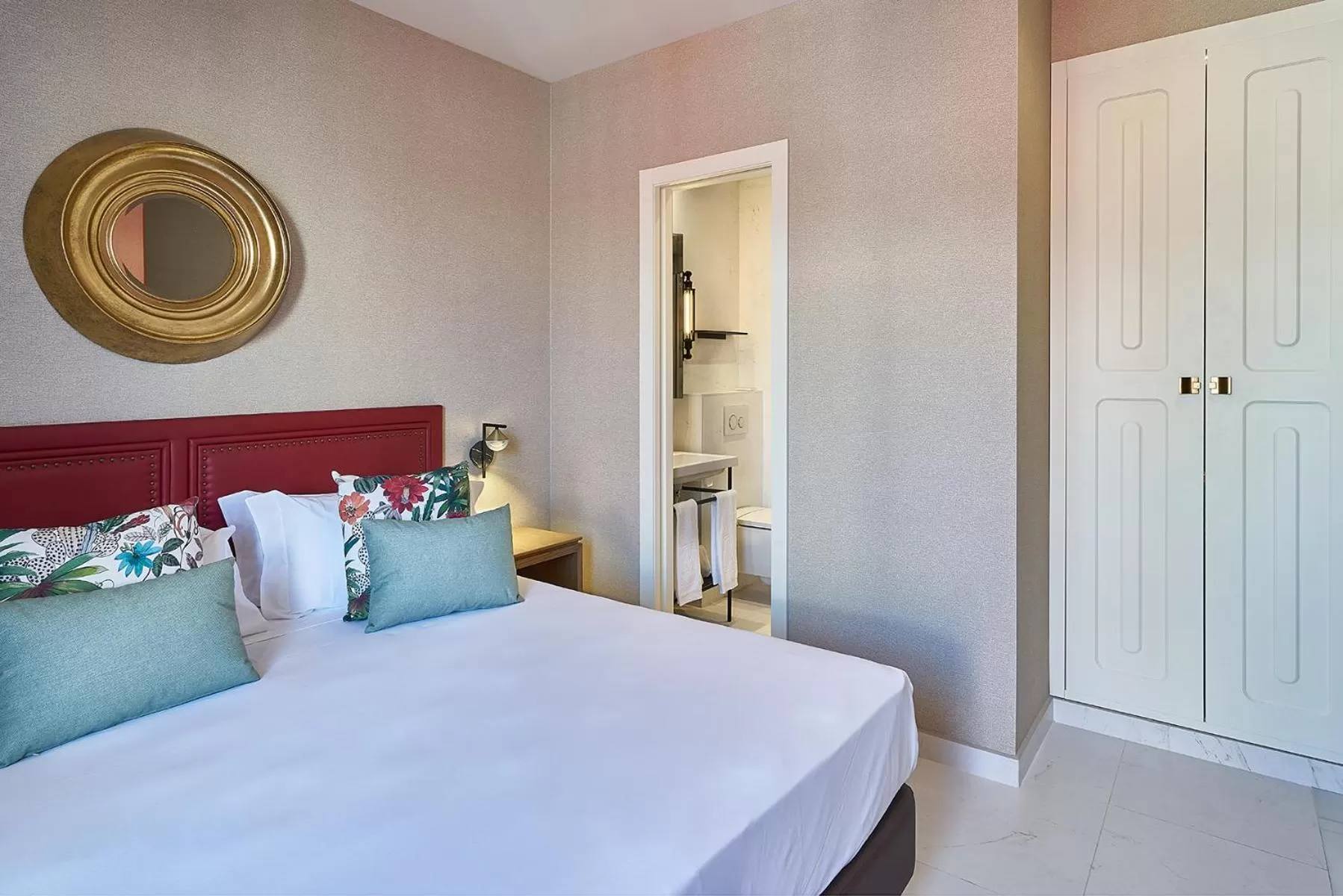 Bed in Vincci Molviedro Suites Apartments