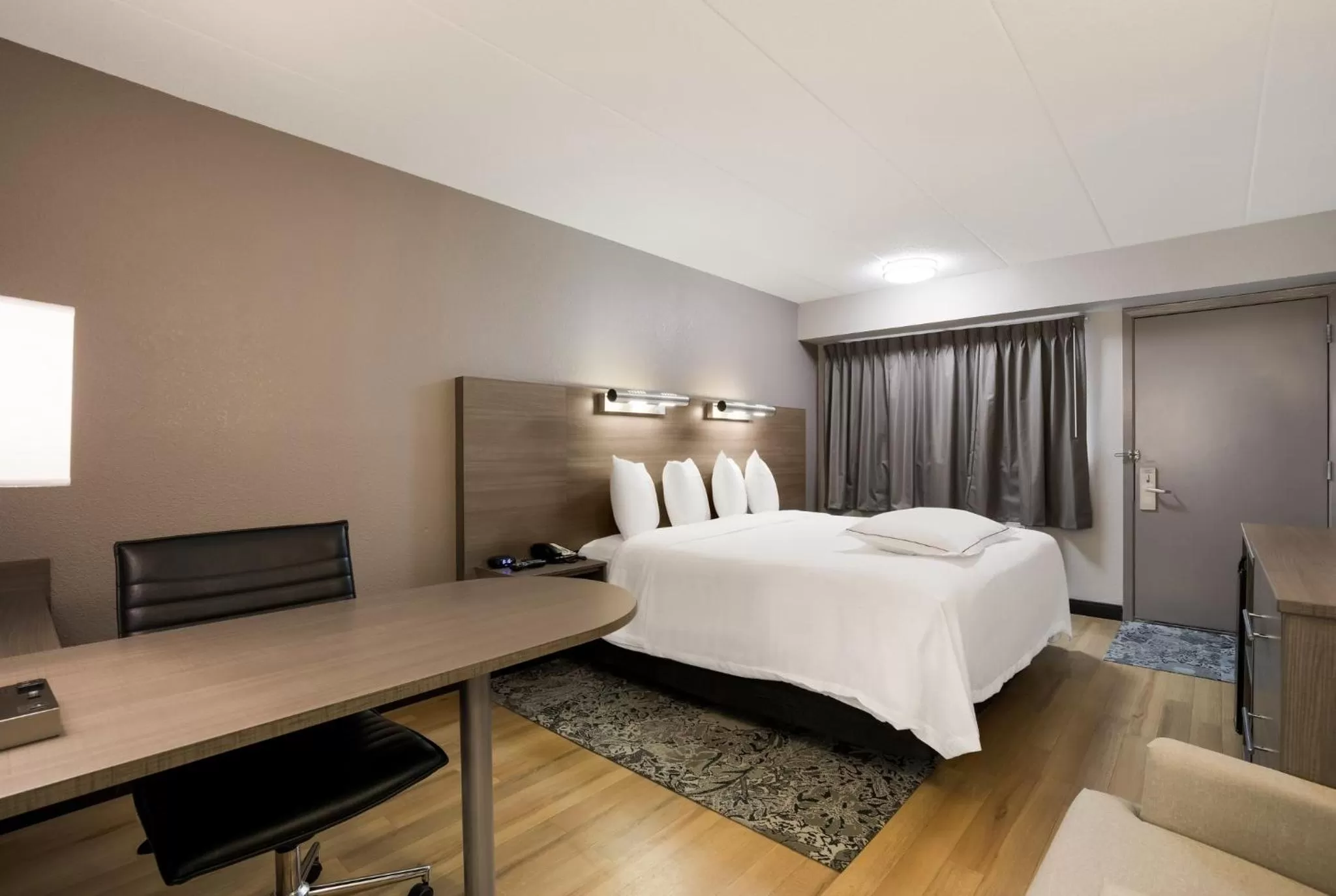 Bedroom, Bed in Red Roof Inn PLUS+ Chicago - Naperville