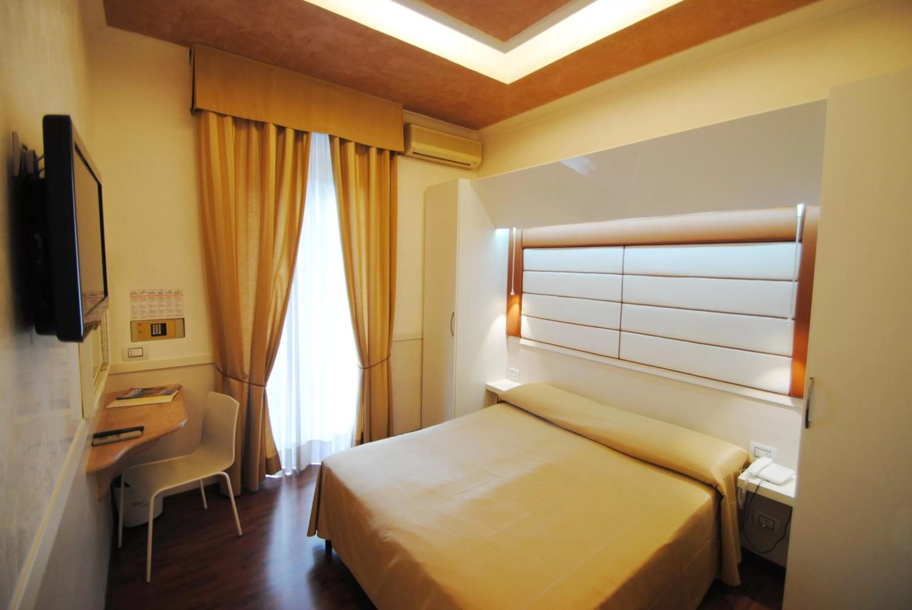 Photo of the whole room, Bed in Hotel Verona Rome