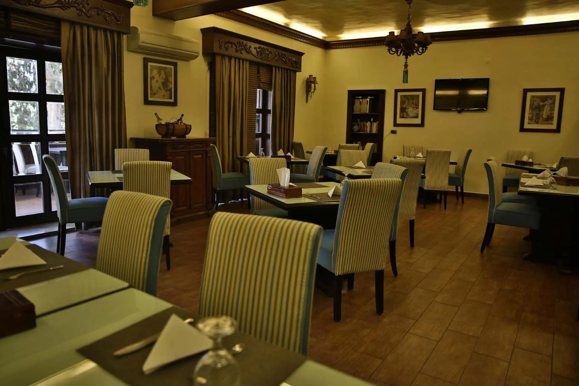 Restaurant/places to eat in Hisham Hotel