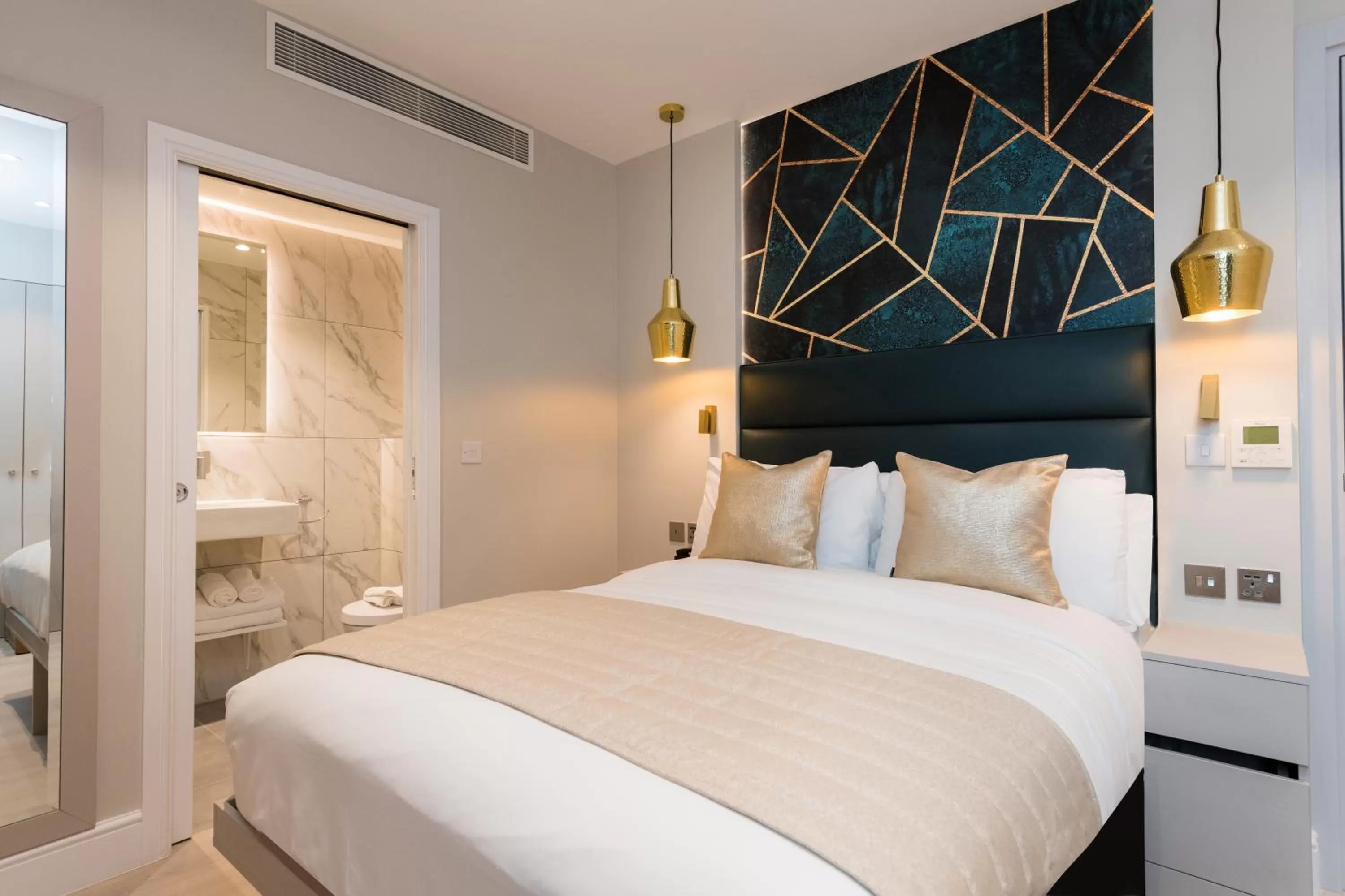 Photo of the whole room in West End Lane II