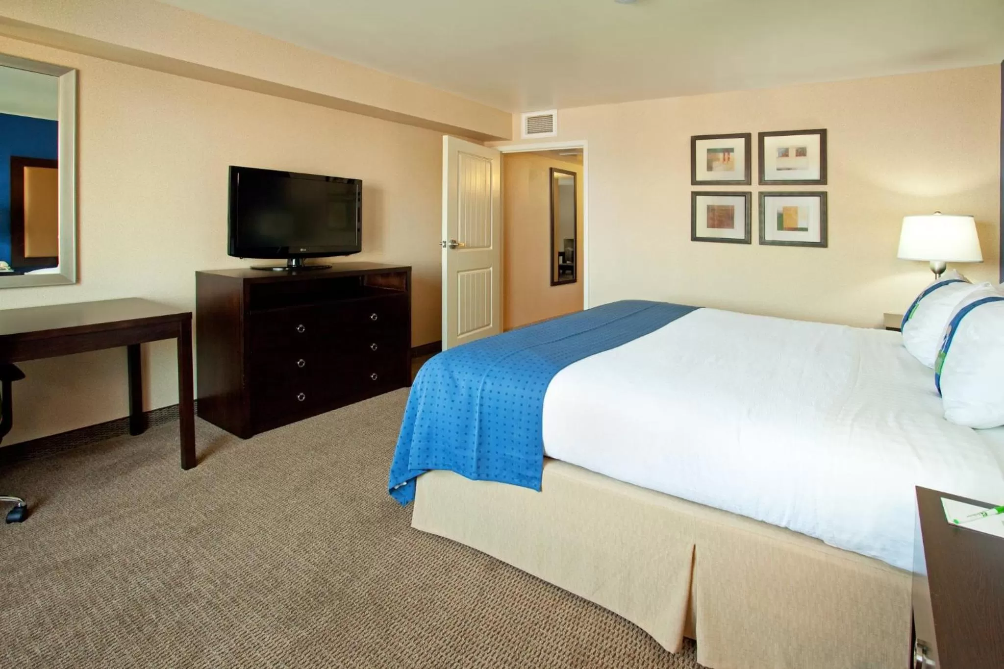 Photo of the whole room, Bed in Holiday Inn & Suites Phoenix Airport by IHG