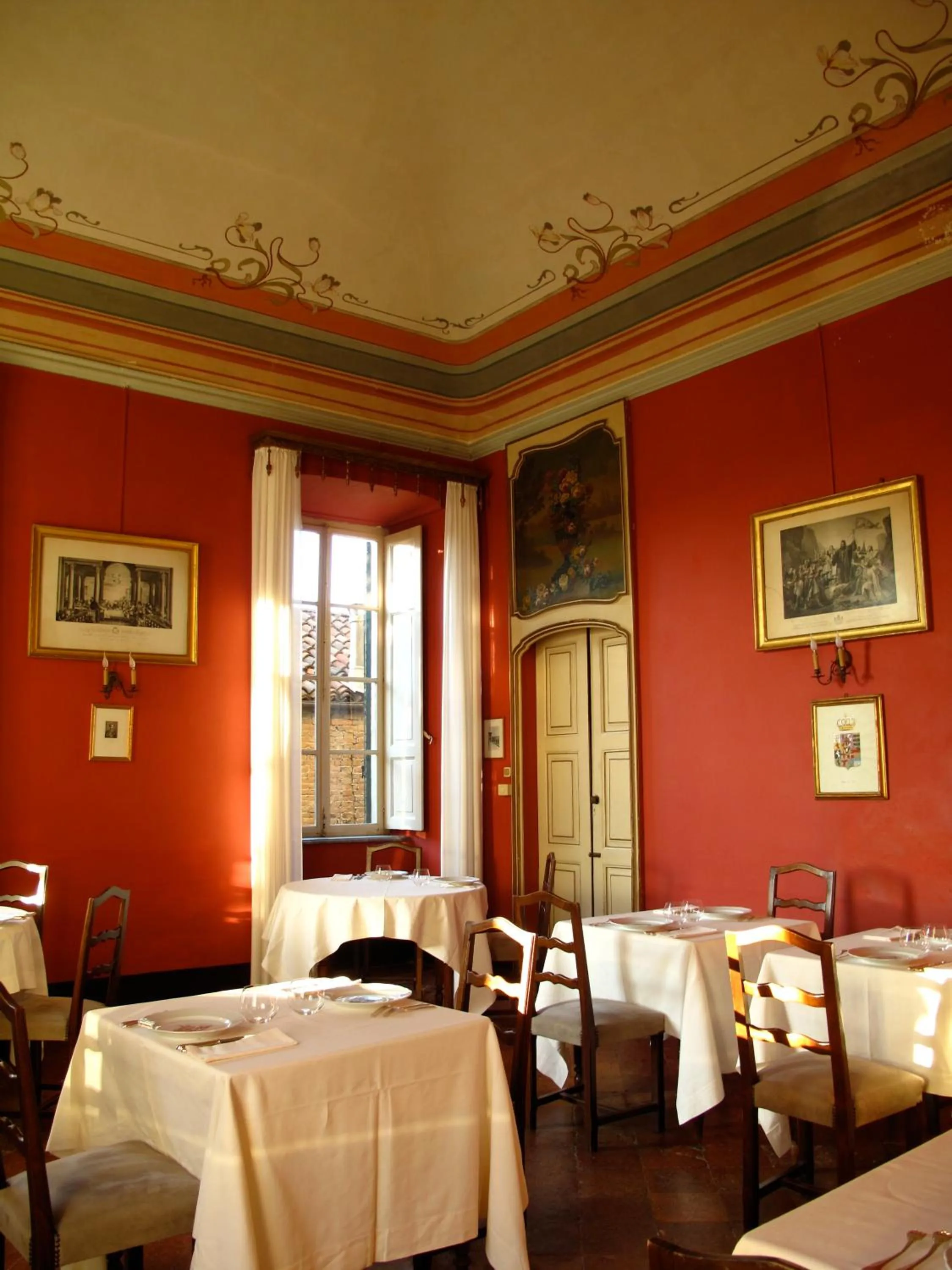 Restaurant/places to eat in Albergo Real Castello