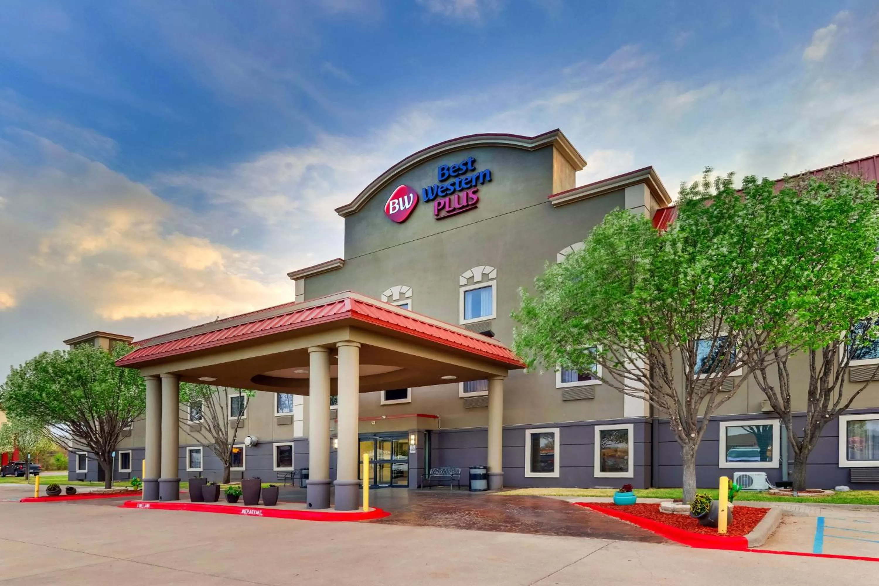 Property building in Best Western Plus University Inn & Suites