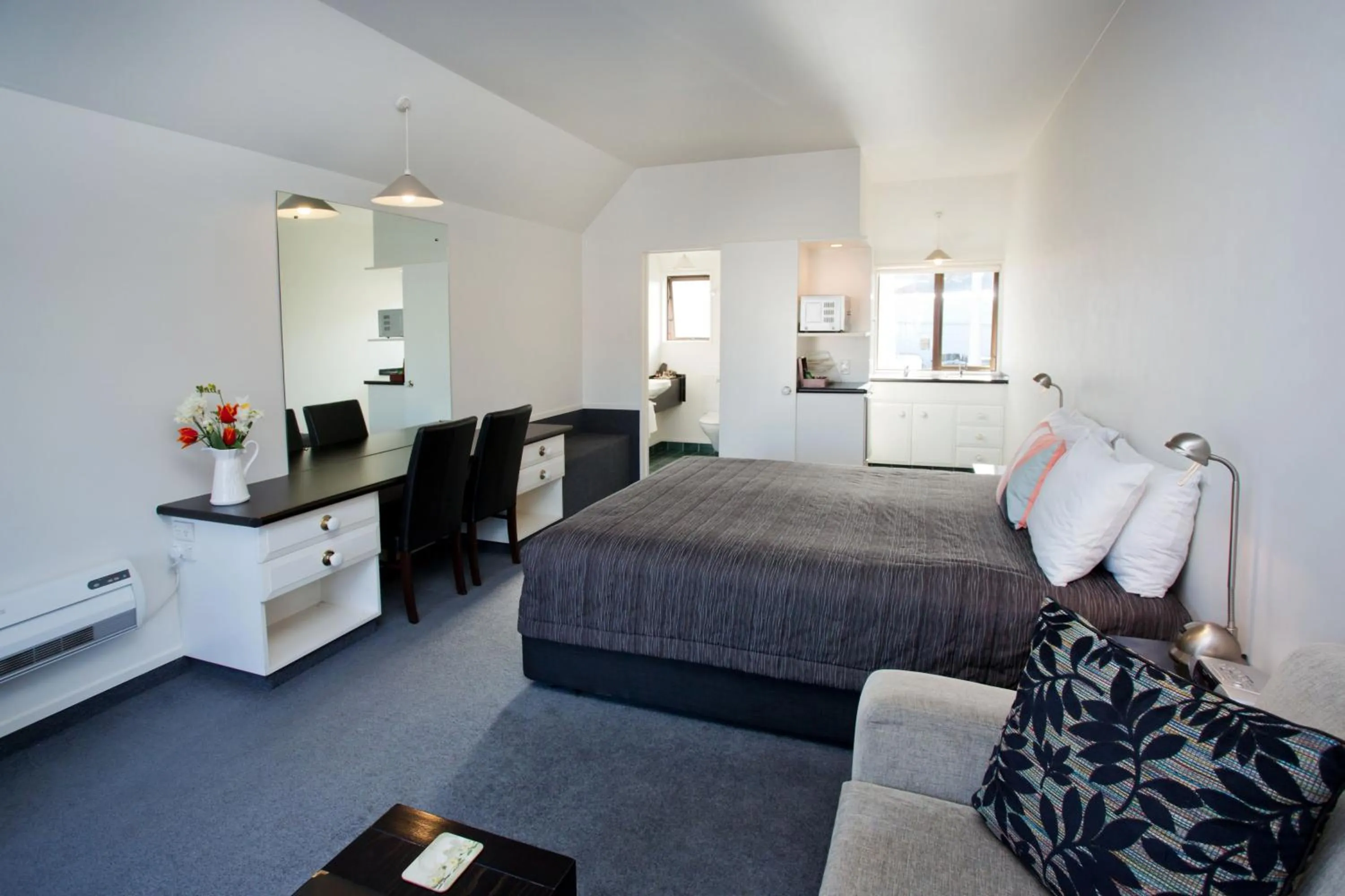 Photo of the whole room, Bed in Cable Court Motel