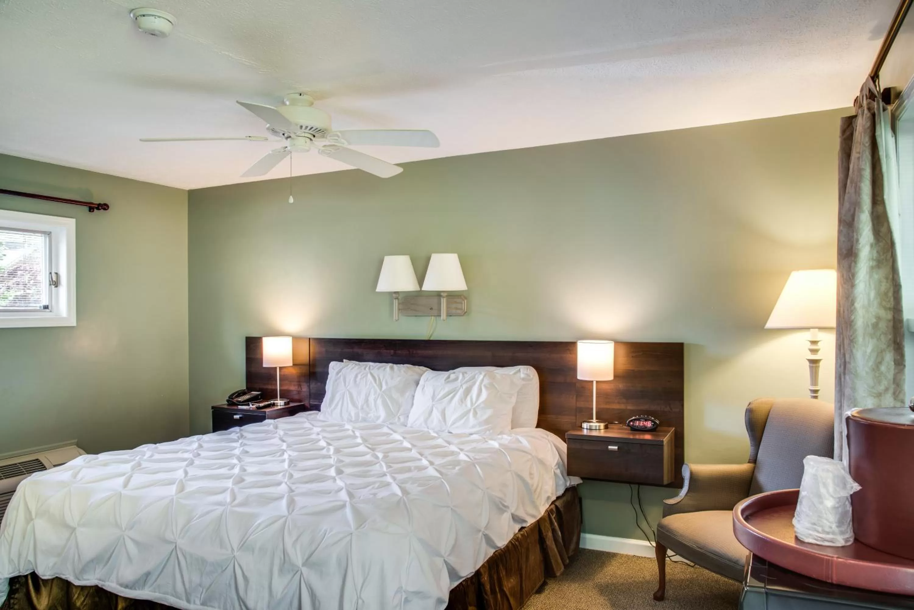 Bed in Boxwood Lodge Blowing Rock near Boone-University