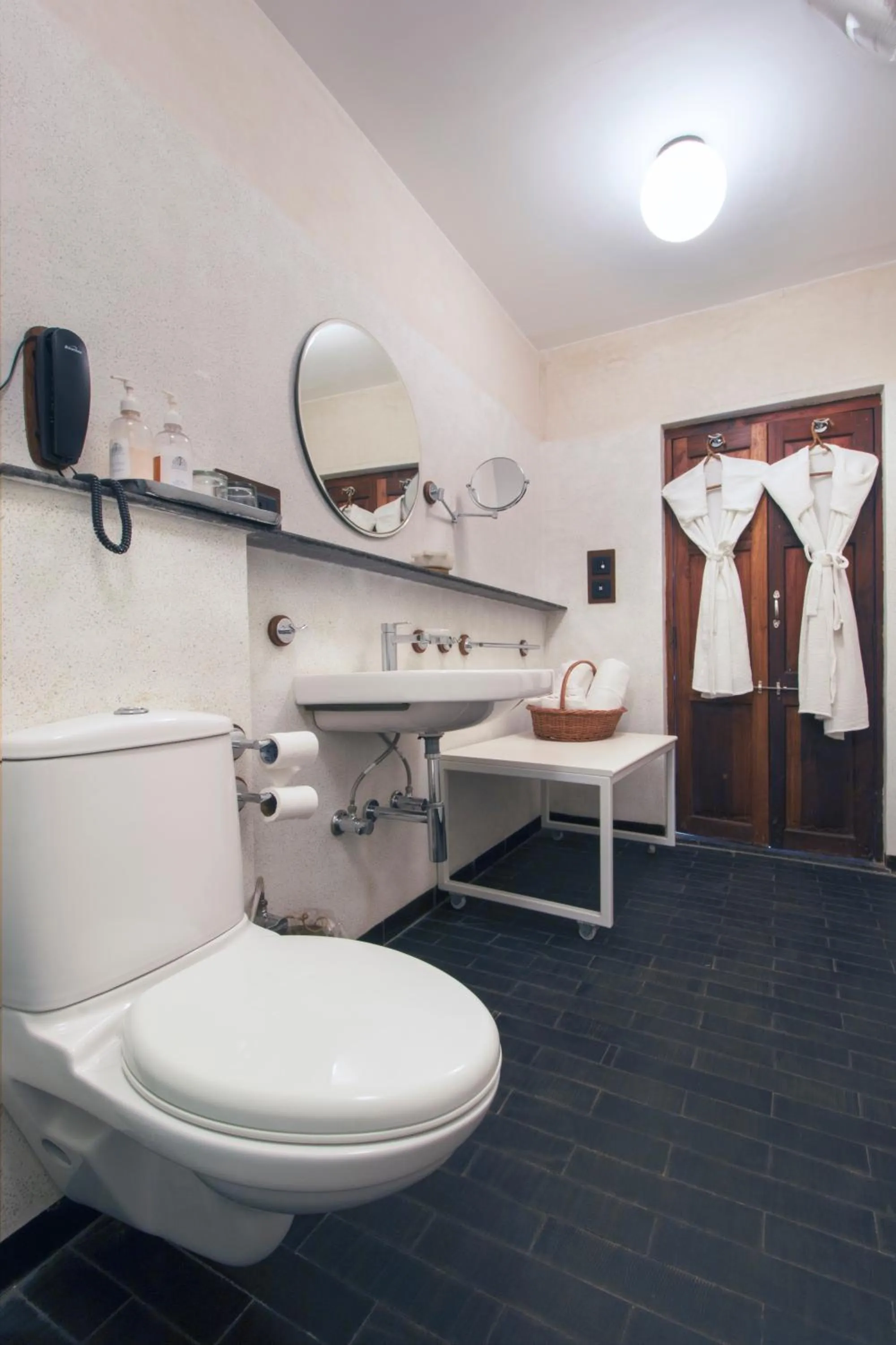 Bathroom in Mangaldas Ni Haveli II by The House of MG