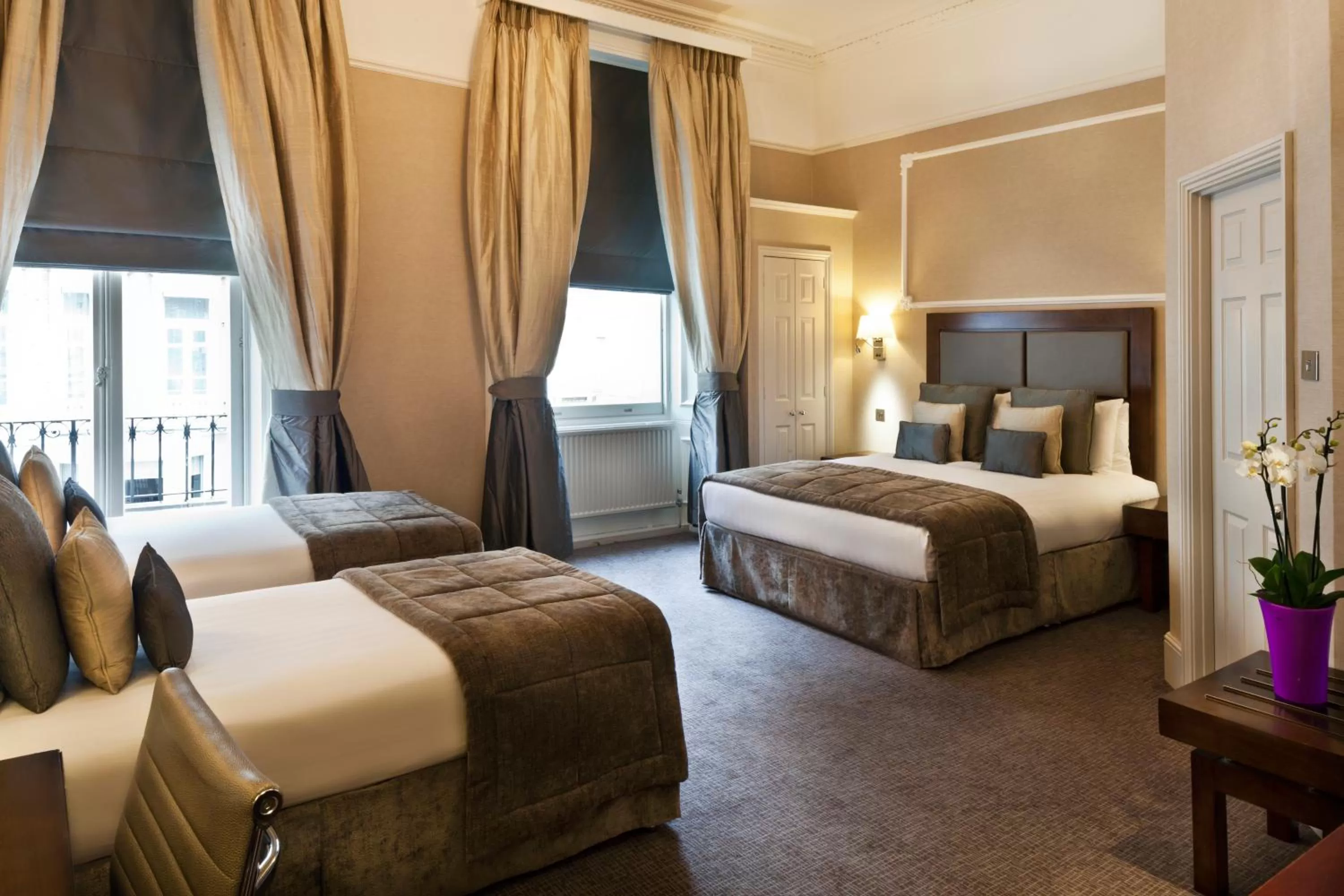 Photo of the whole room, Bed in Gem Strathmore Hotel