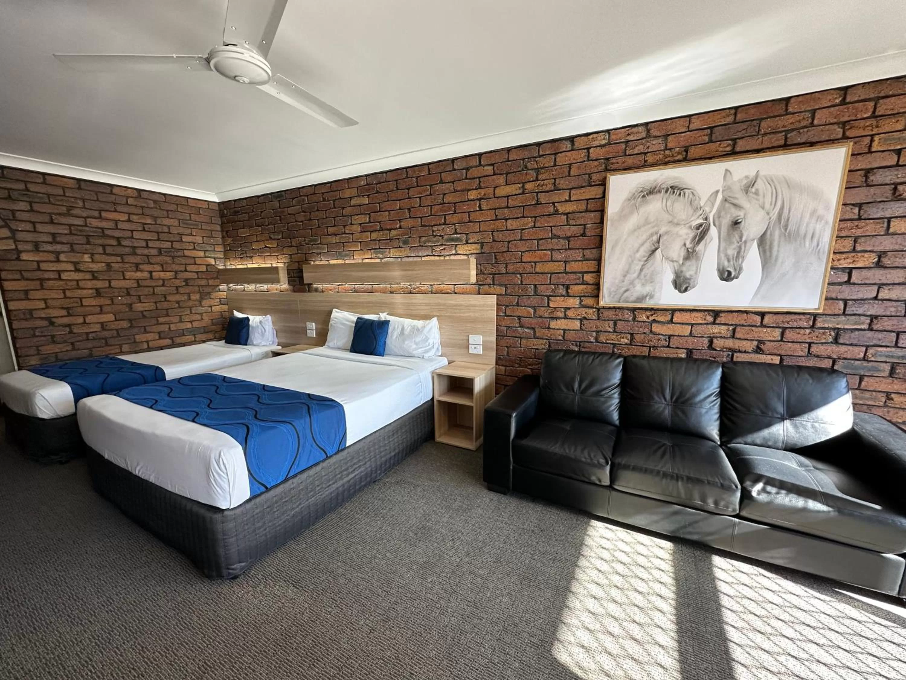 Seating area, Bed in Logan City Motor Inn