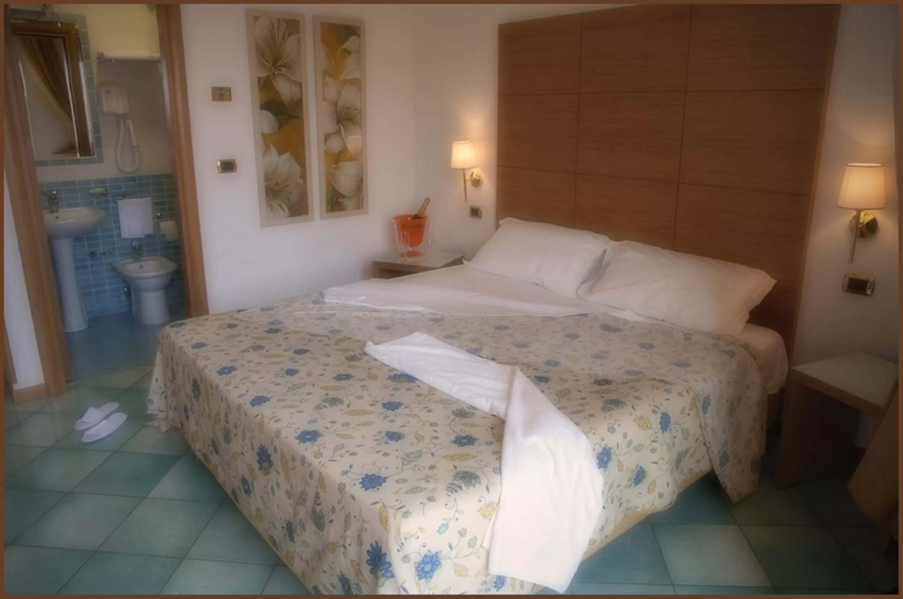 Shower, Bed in City Hotel