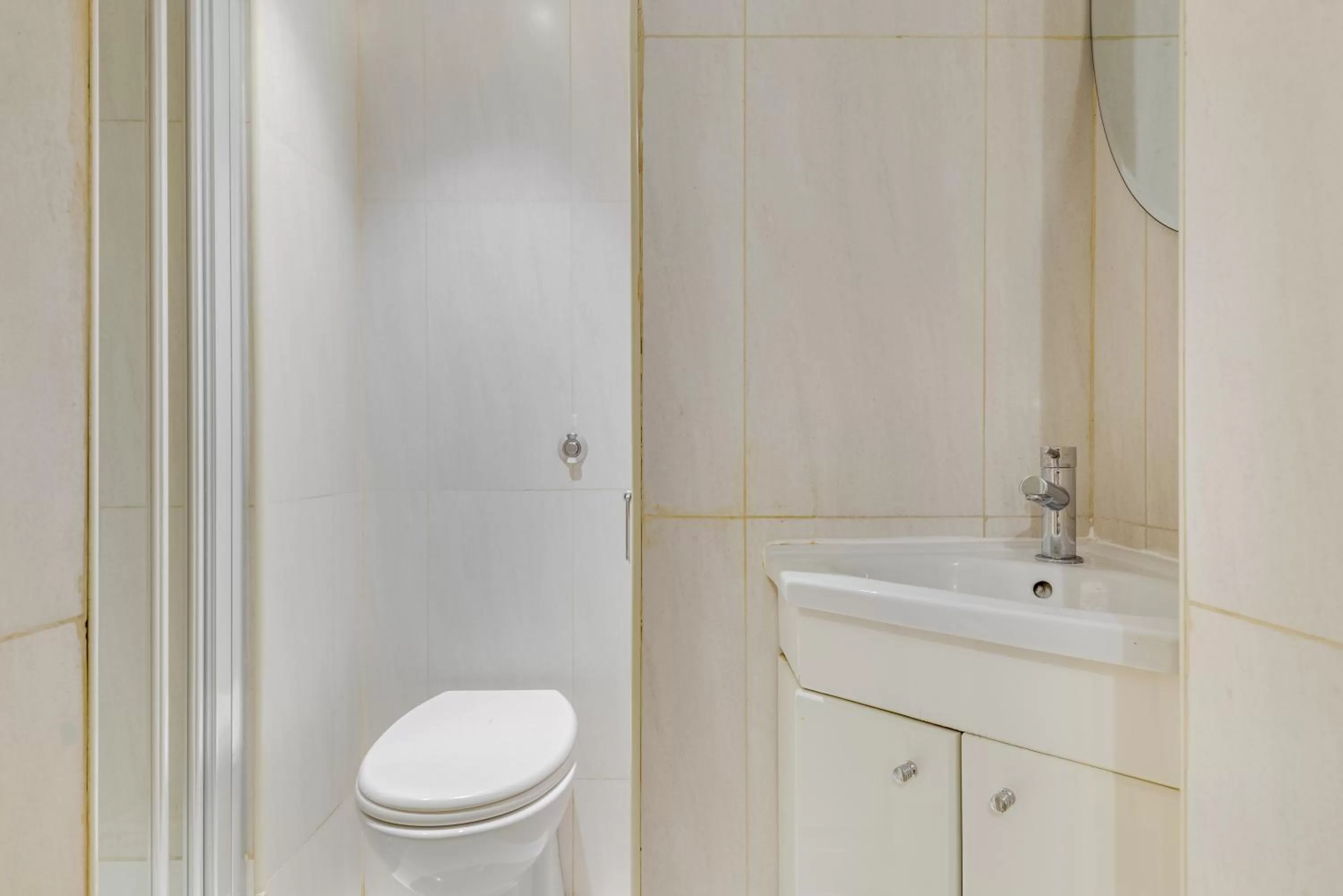 Shower in 1 Lexham Gardens Hotel