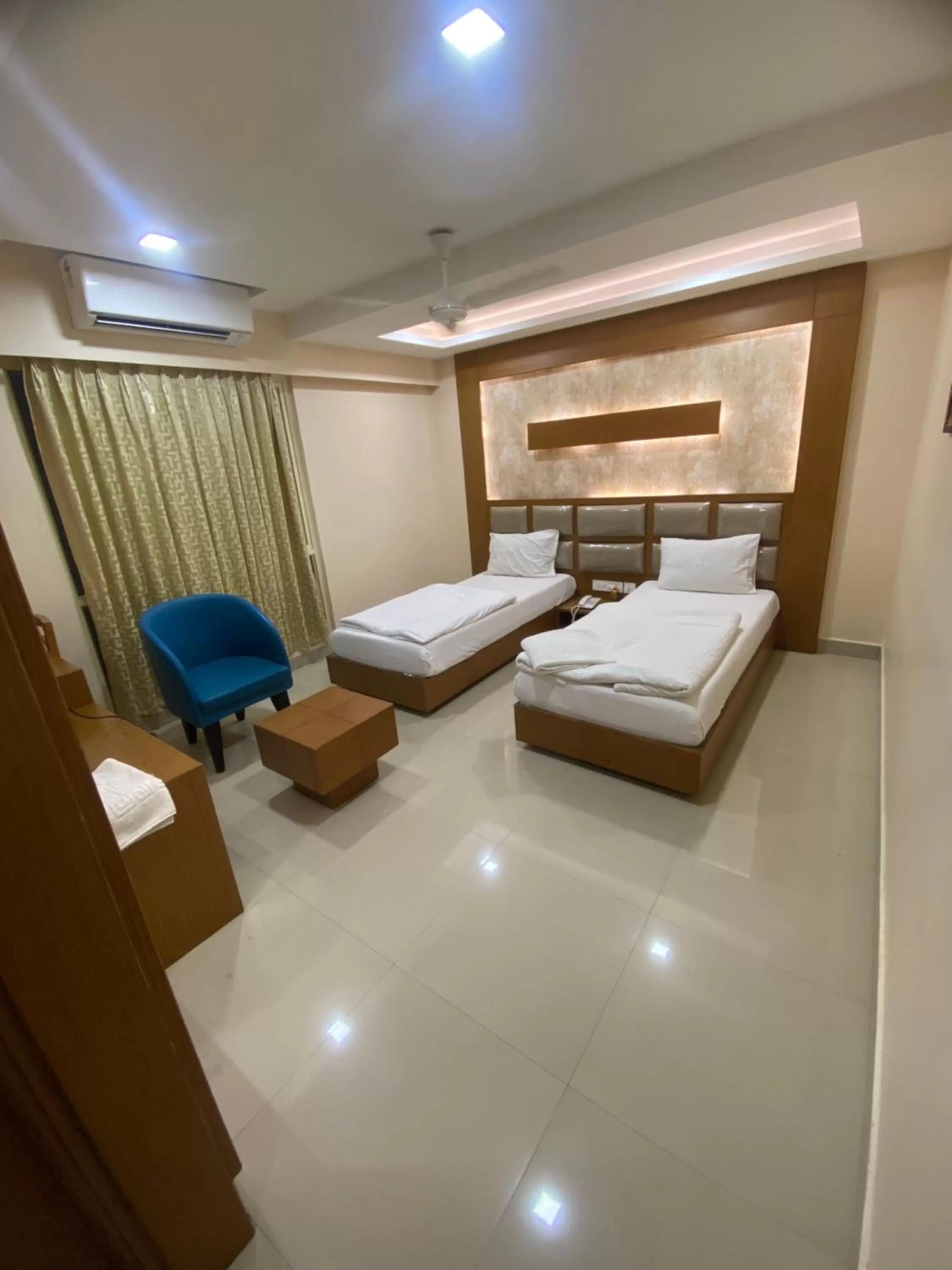 Bedroom, Bed in Greens Suite - Business Class Hotel - Opposite Ripon Building