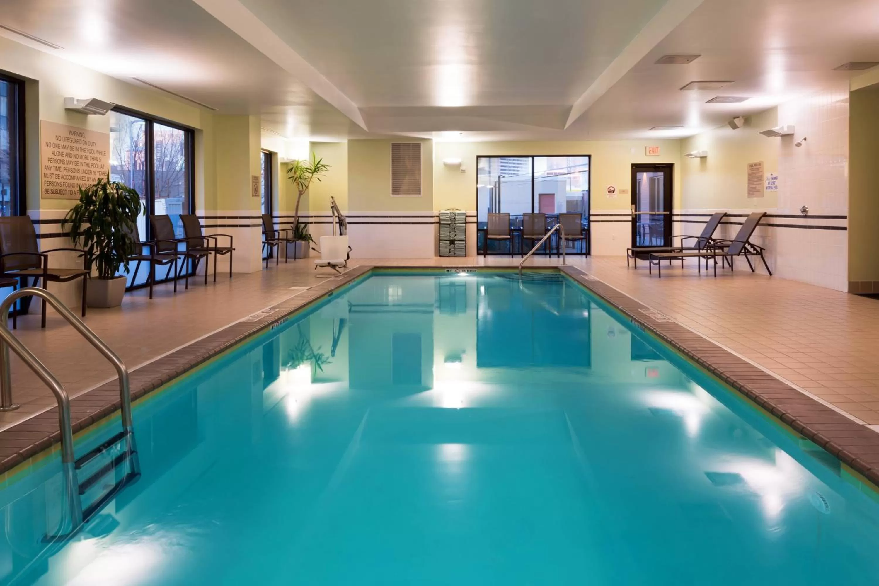 Swimming pool in SpringHill Suites Louisville Downtown
