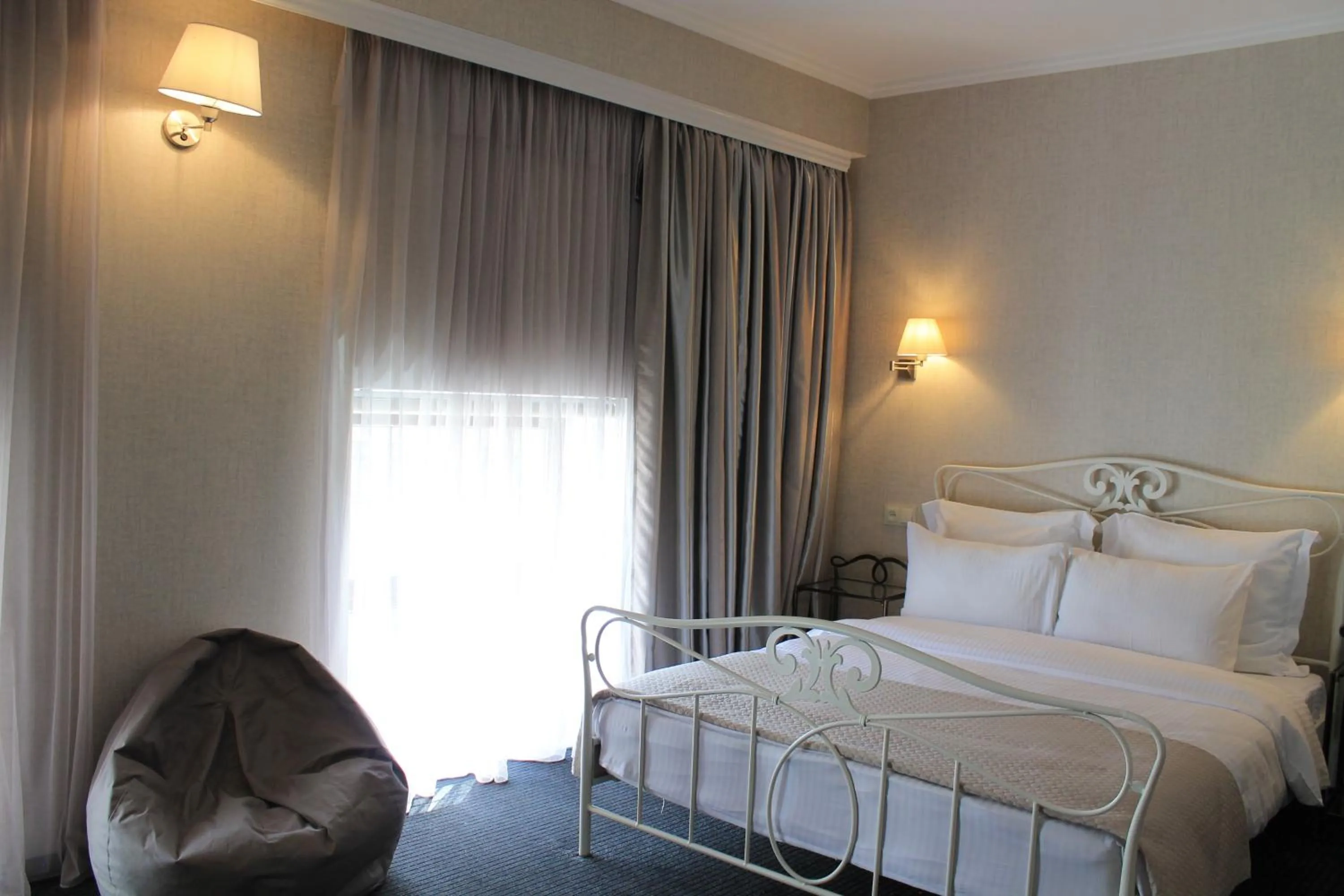 Bed in Redline Hotel