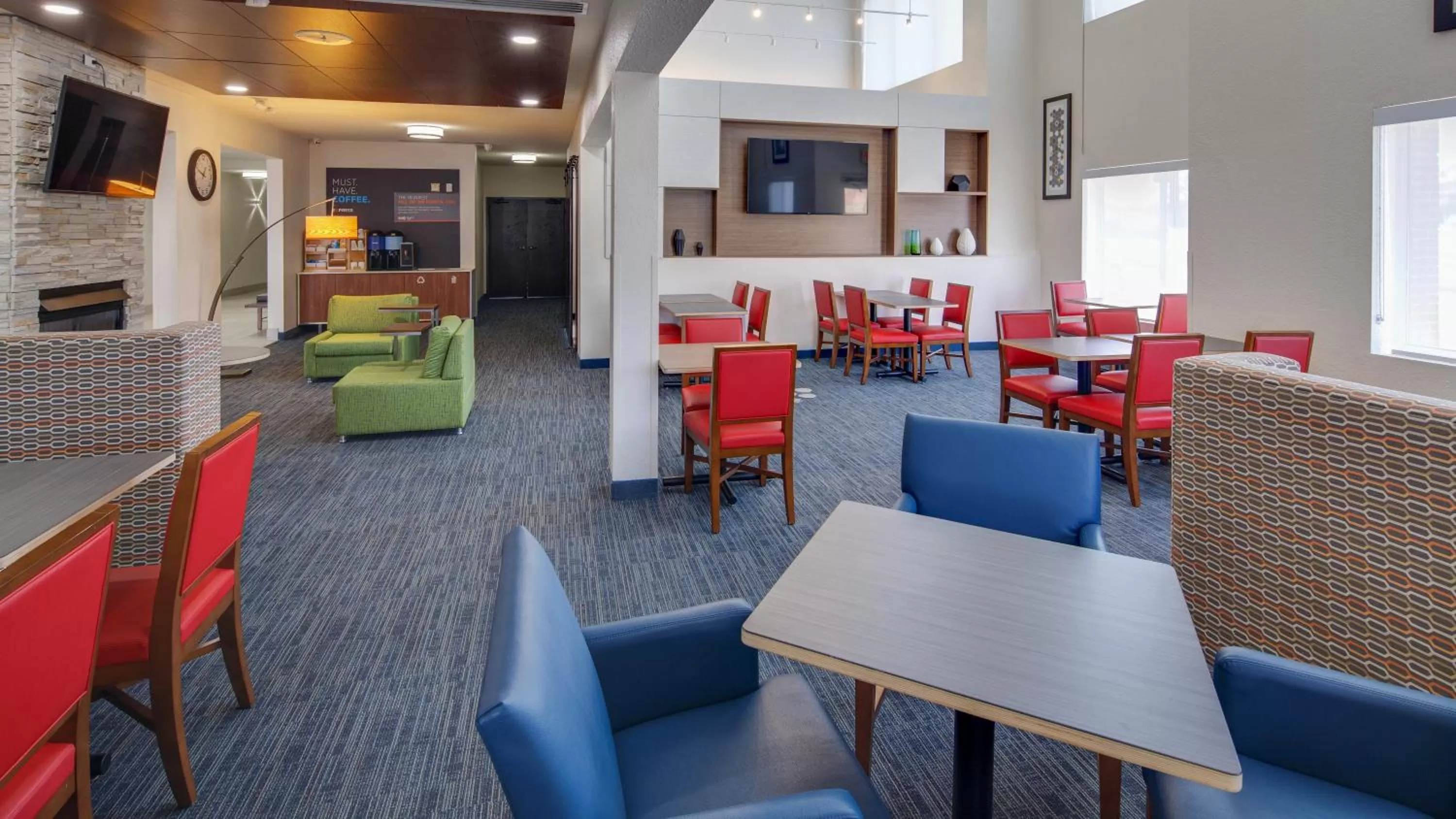 Breakfast in Holiday Inn Express & Suites Detroit - Farmington Hills by IHG