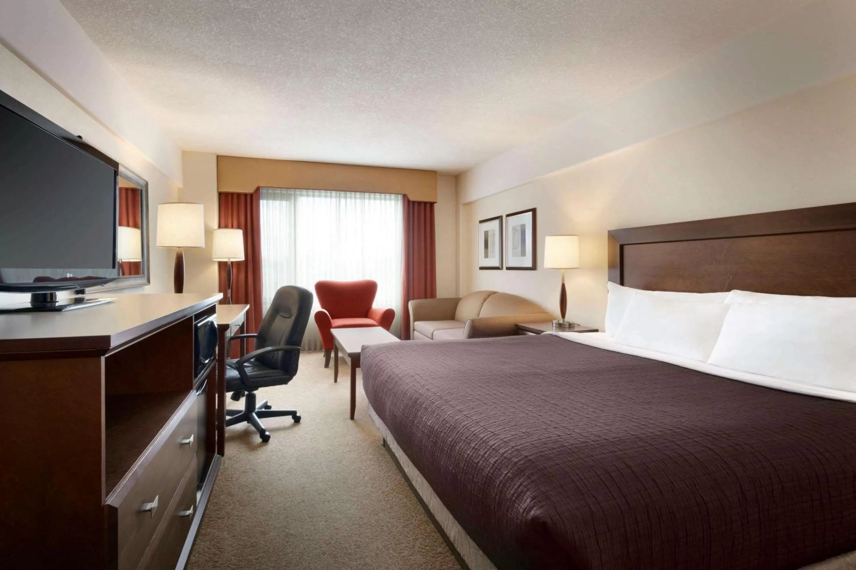 Photo of the whole room, Bed in Travelodge Hotel by Wyndham Saskatoon