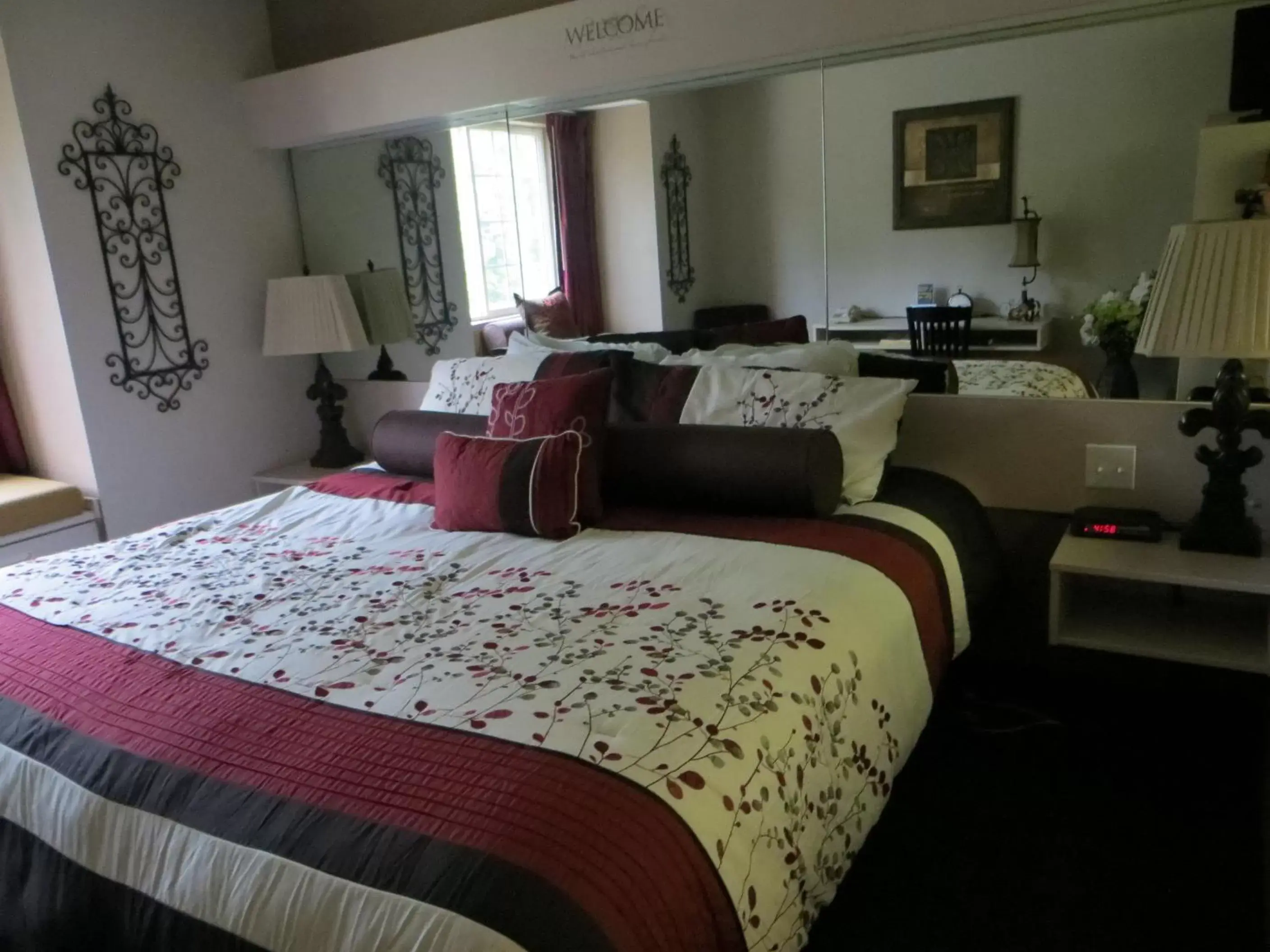 Queen Room - single occupancy - Non-Smoking in Patti's Inn and Suites Queen Room - single occupancy - Non-Smoking in Patti's Inn and Suites