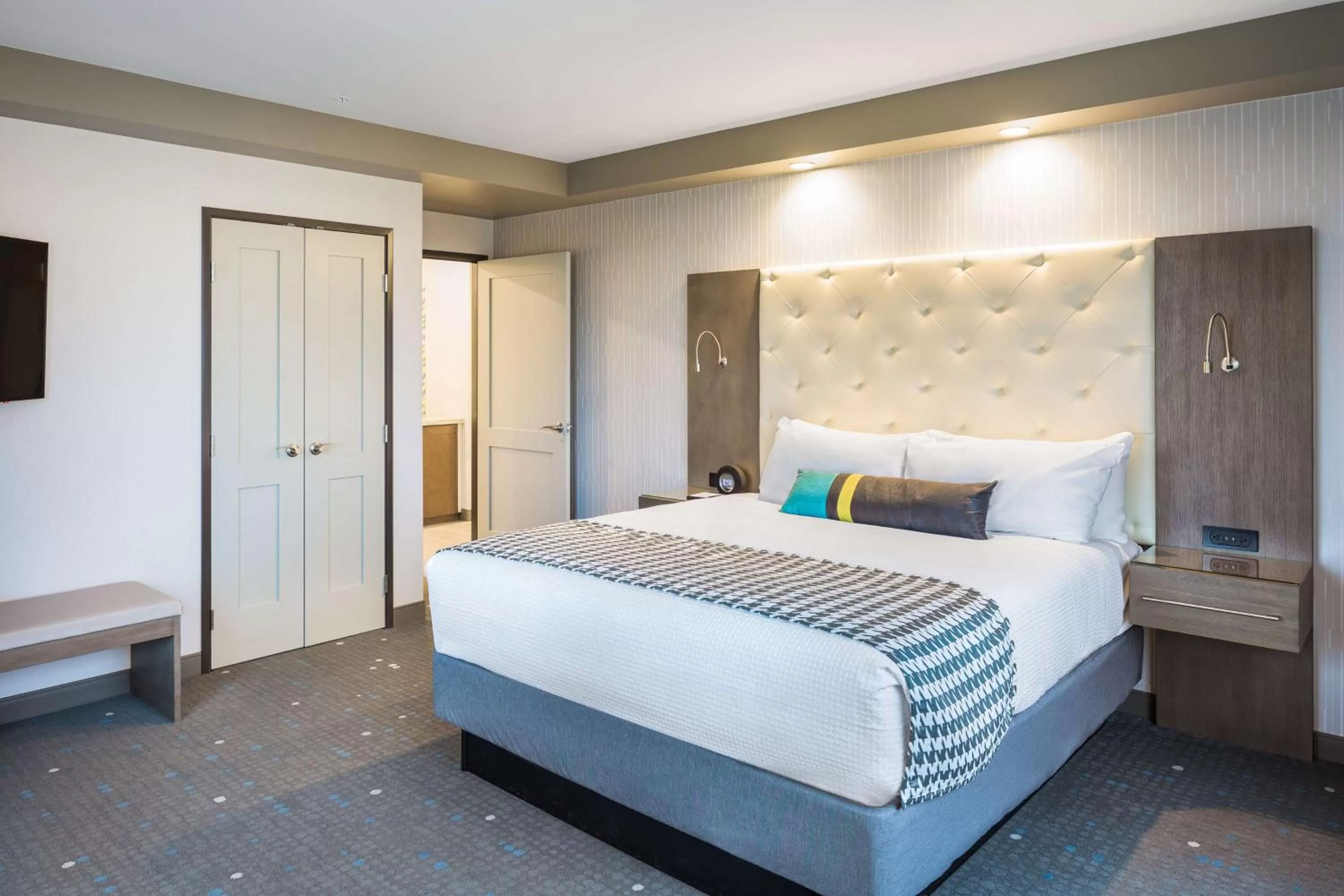 King Suite with Sofa Bed and Wet Bar in Best Western Premier Hotel at Fisher's Landing