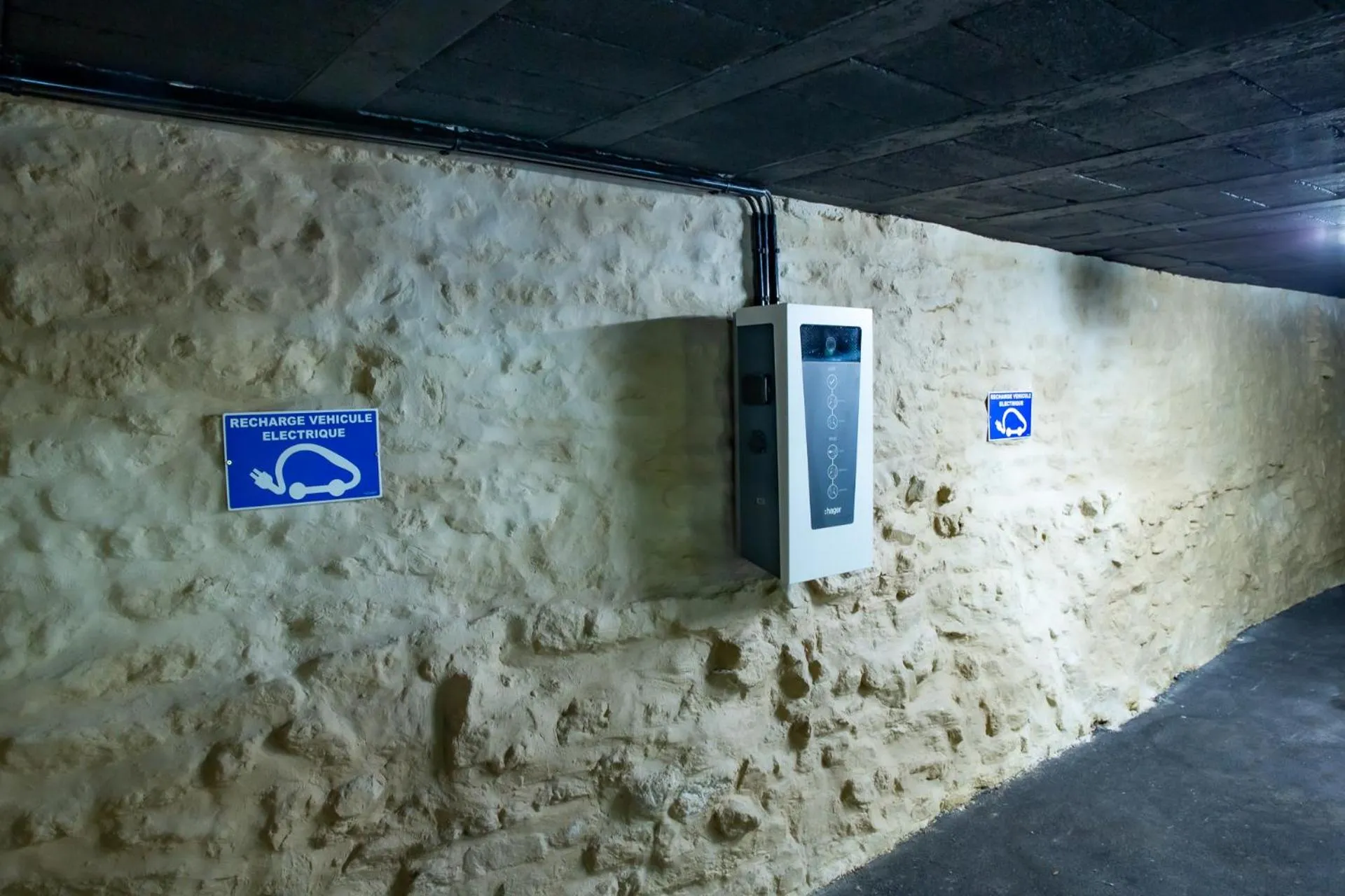 Parking in Hôtel du Château Dinan - Originals Boutique