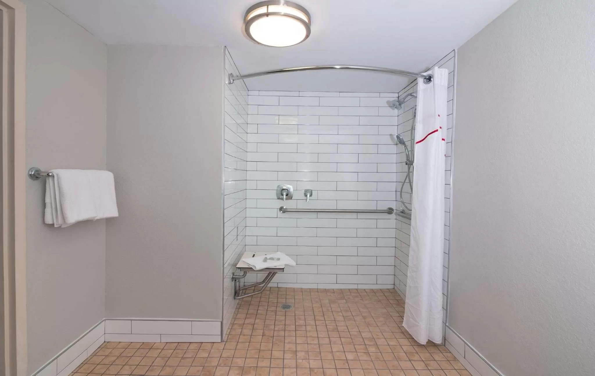 Bathroom in Red Roof PLUS Miami Airport