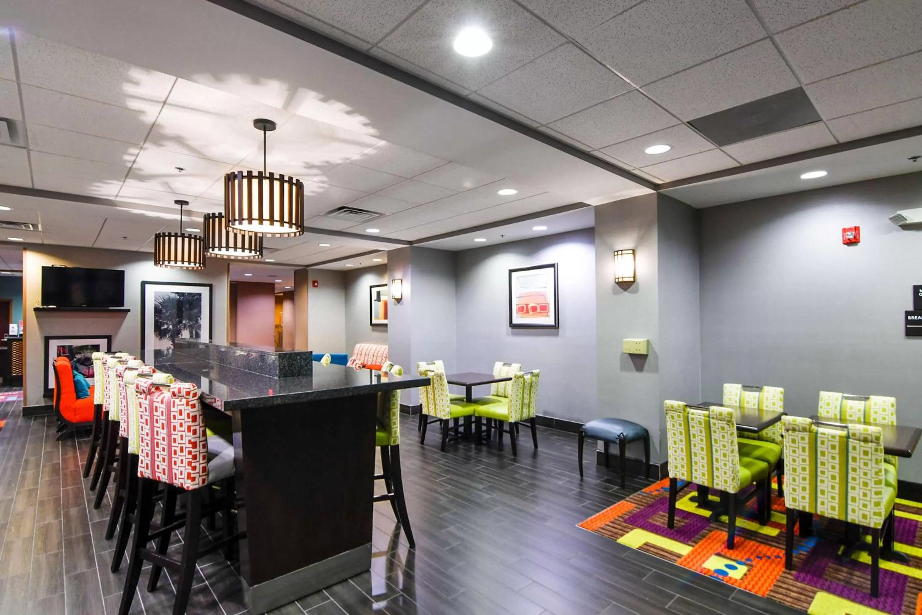 Dining area in Hampton Inn Foley