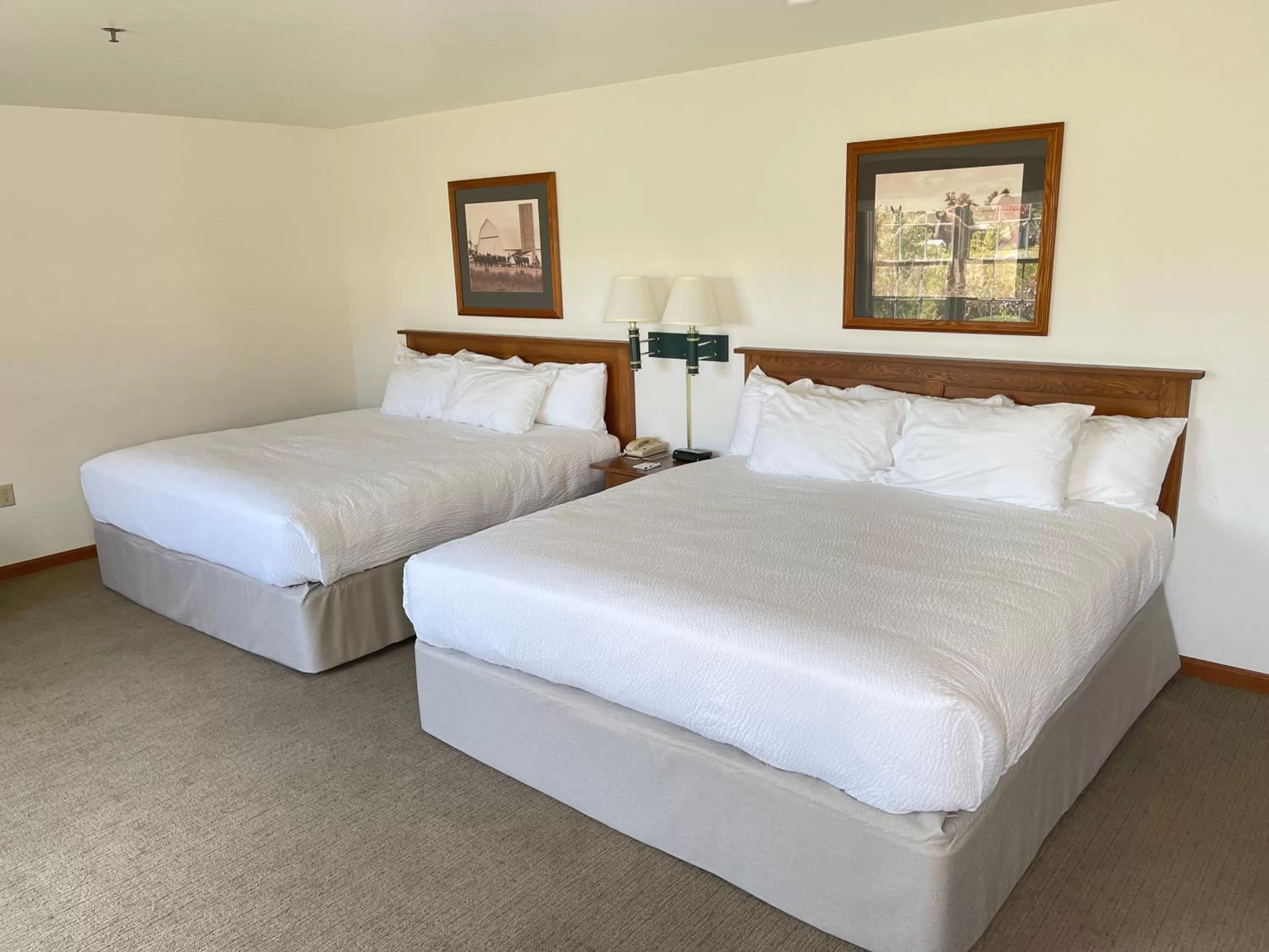 Bed in Farmstead Inn and Conference Center