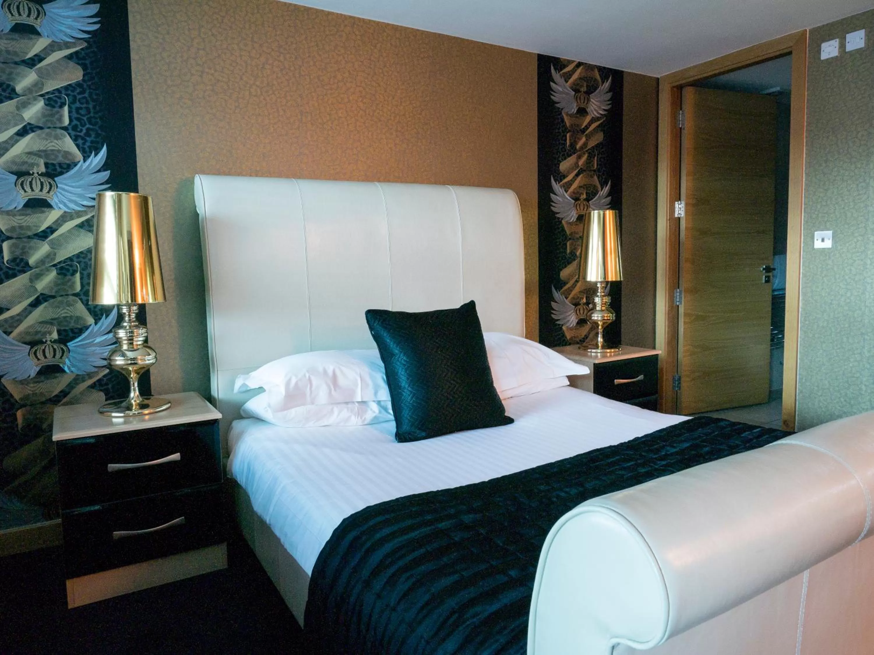 Photo of the whole room, Bed in Posh Pads - Liverpool 1 - Apart-Hotel