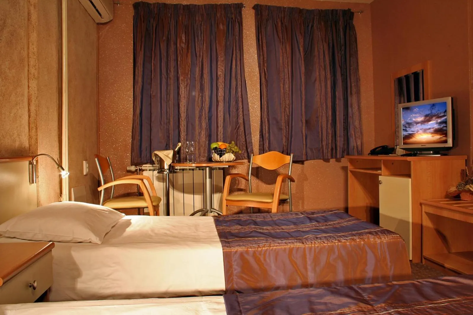 Bed in Hotel Brod - Free Parking