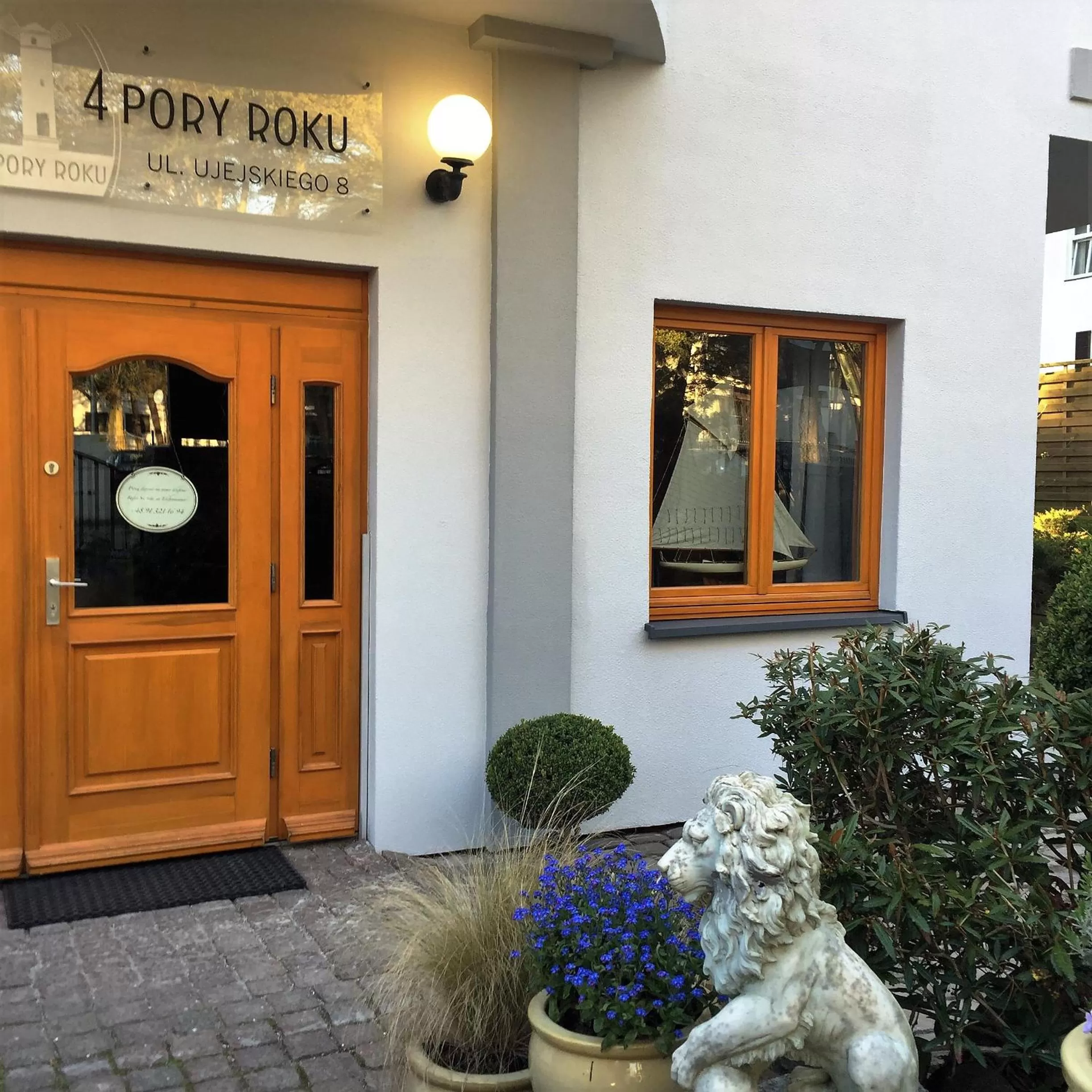 Facade/entrance in Willa 4 Pory Roku & Uznam