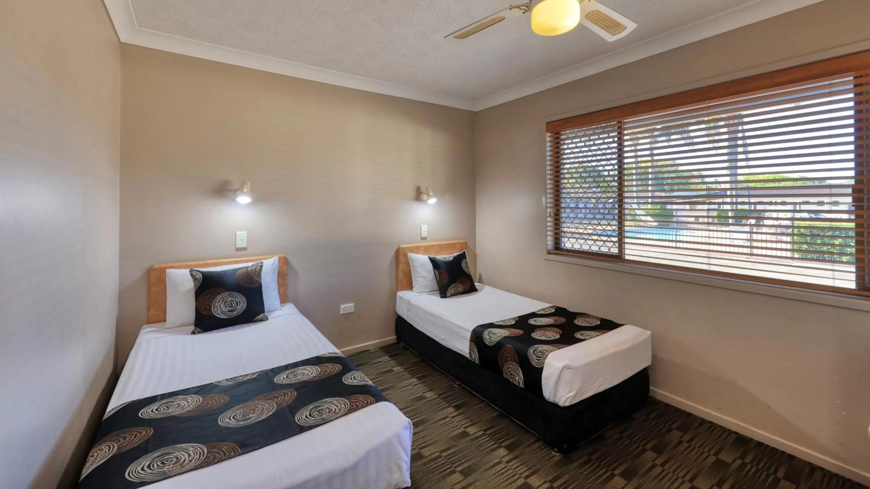 Bedroom, Bed in James Street Motor Inn