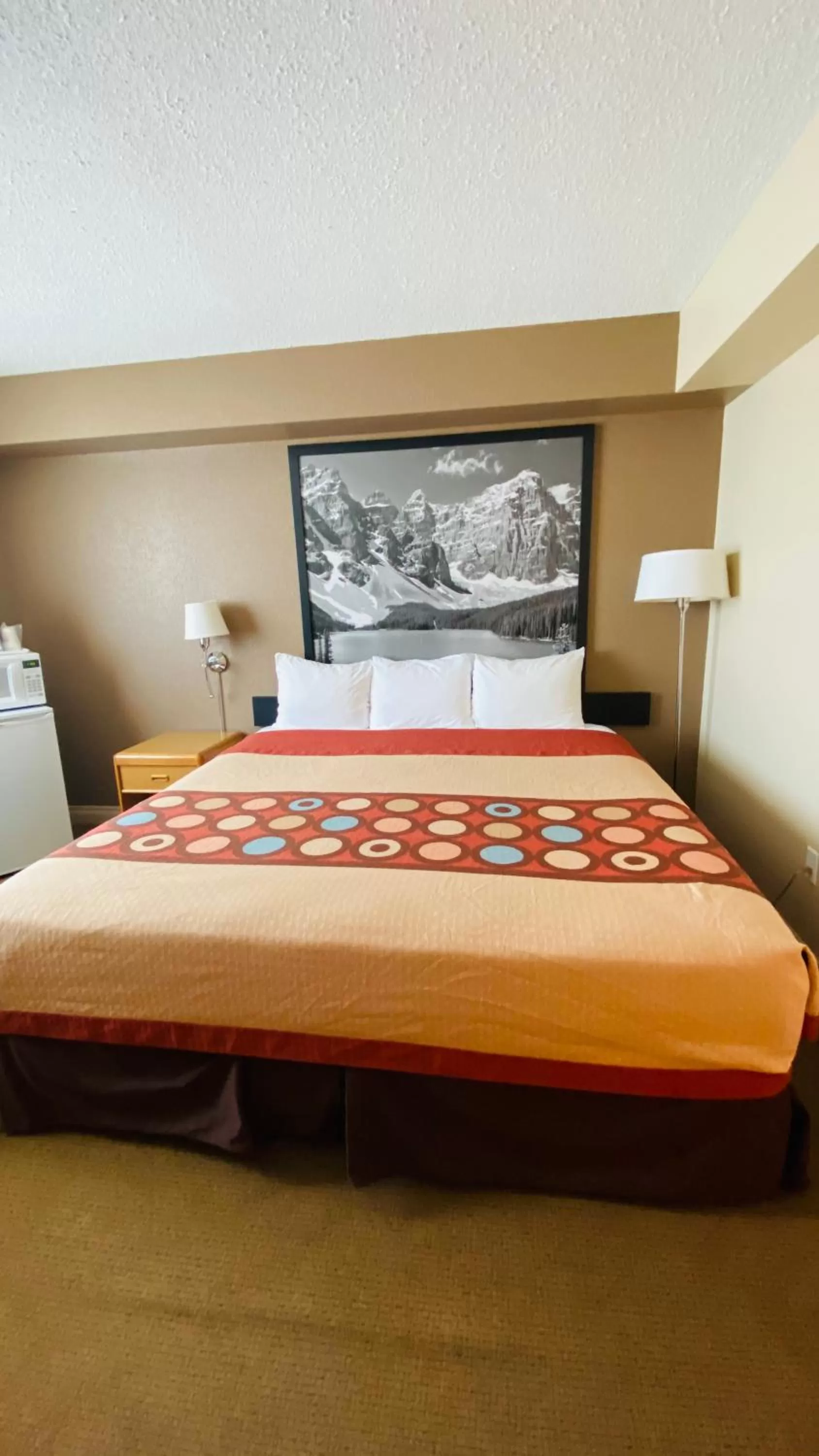 Standard King Room - Non-Smoking  in Super 8 by Wyndham Medicine Hat AB