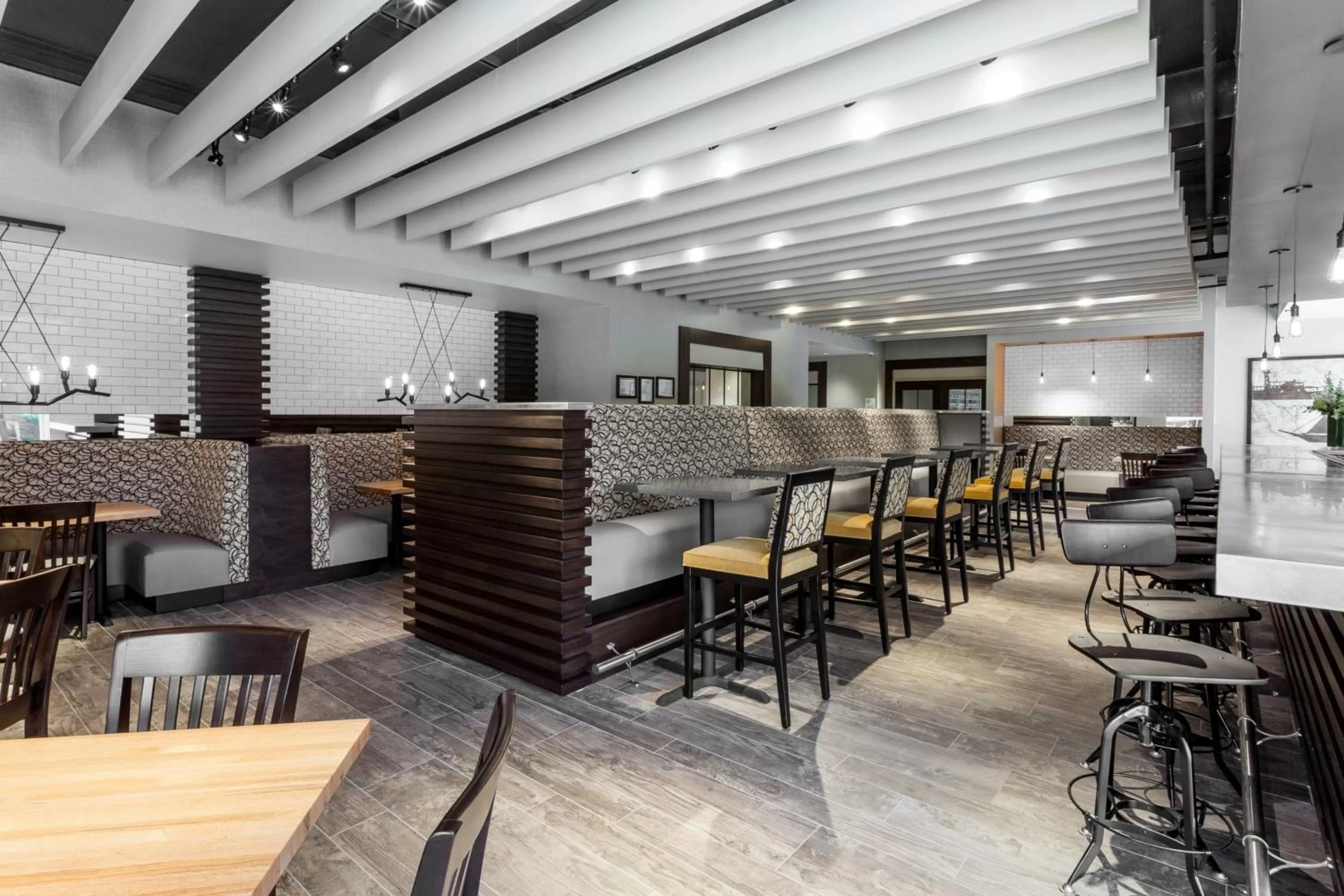 Lounge or bar in Holiday Inn Chicago North-Evanston by IHG