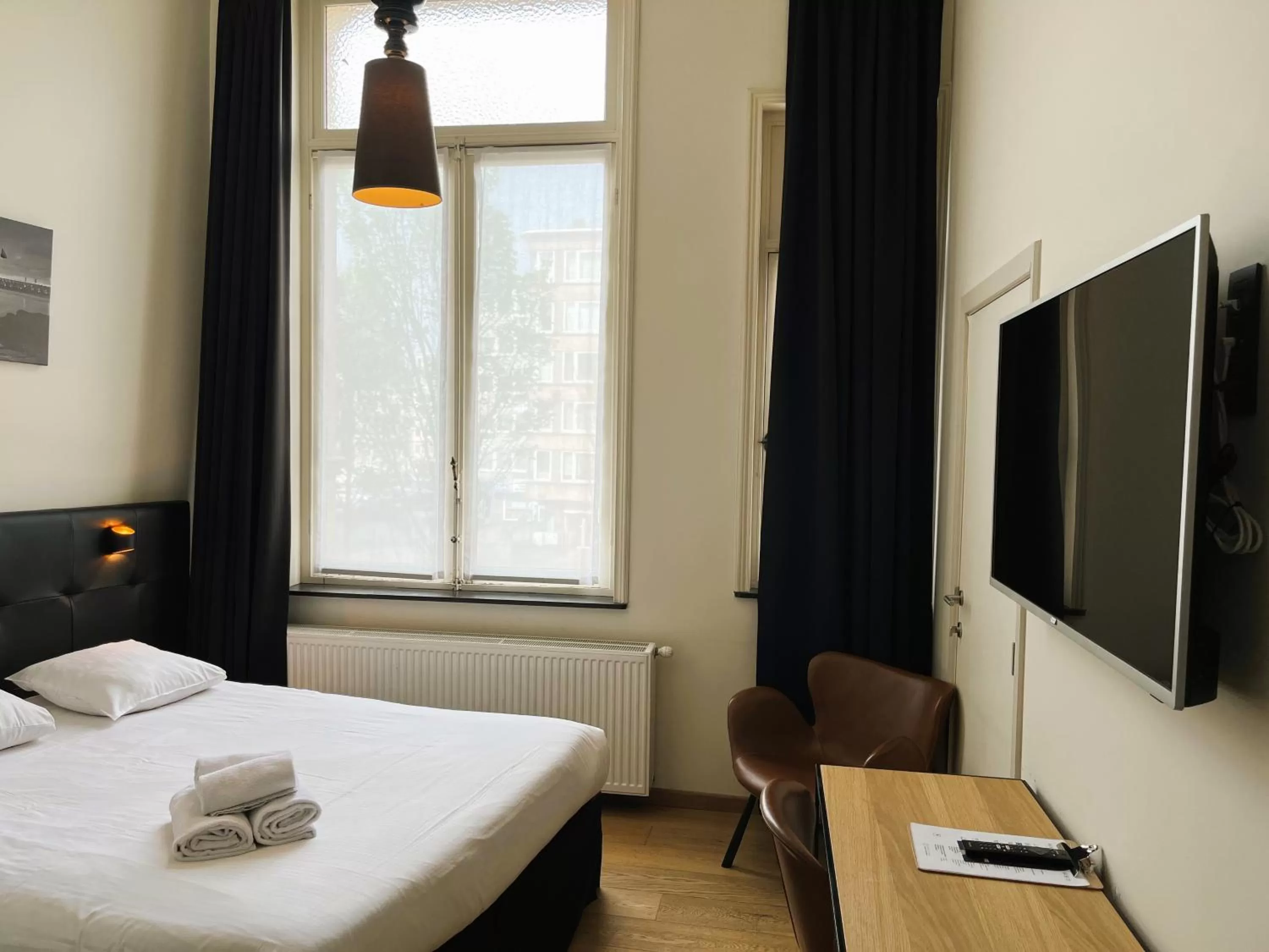 Bed in Hotel Le Parisien