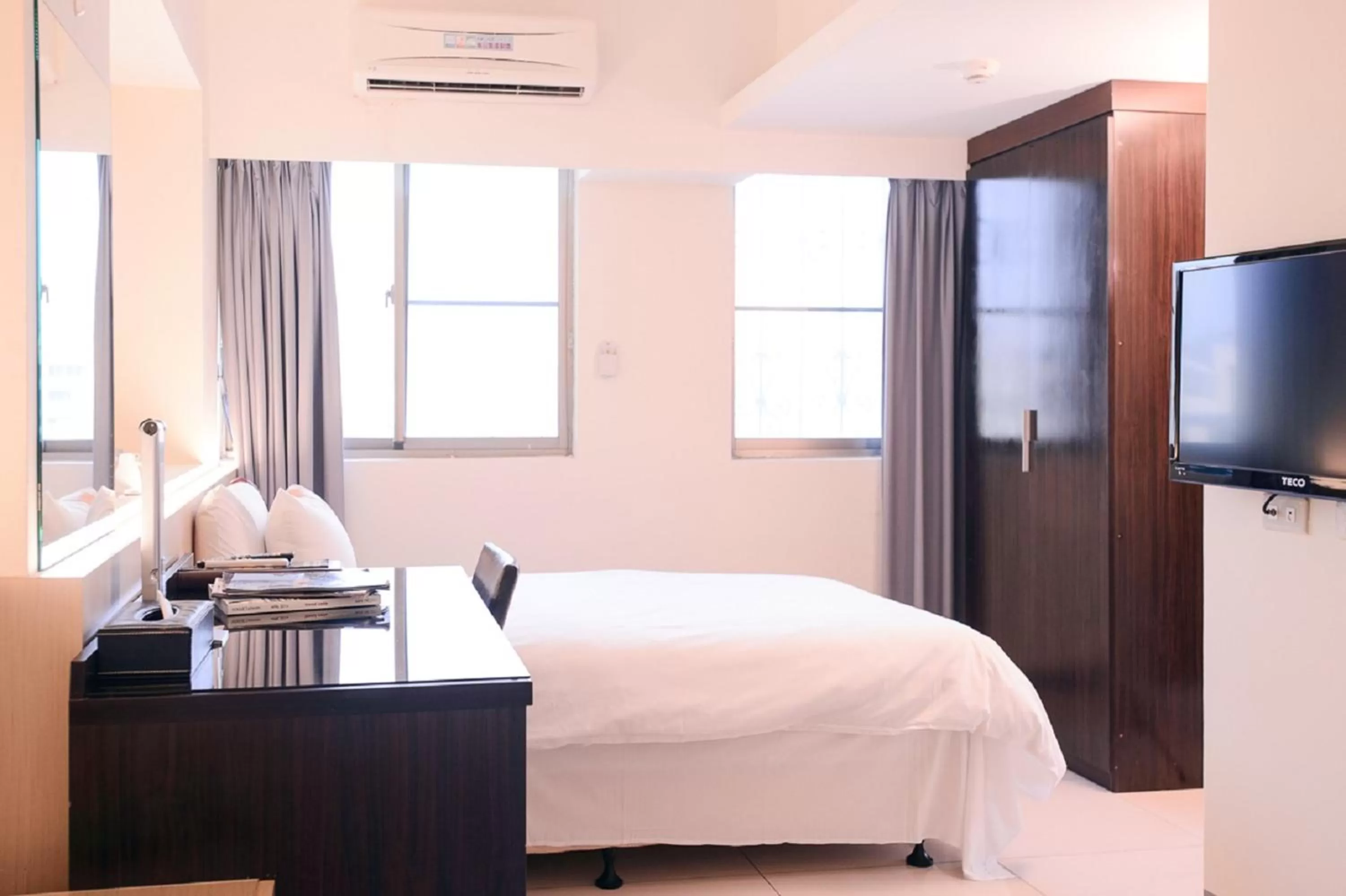 Photo of the whole room, Bed in Kiwi Express Hotel - Kaohsiung Station