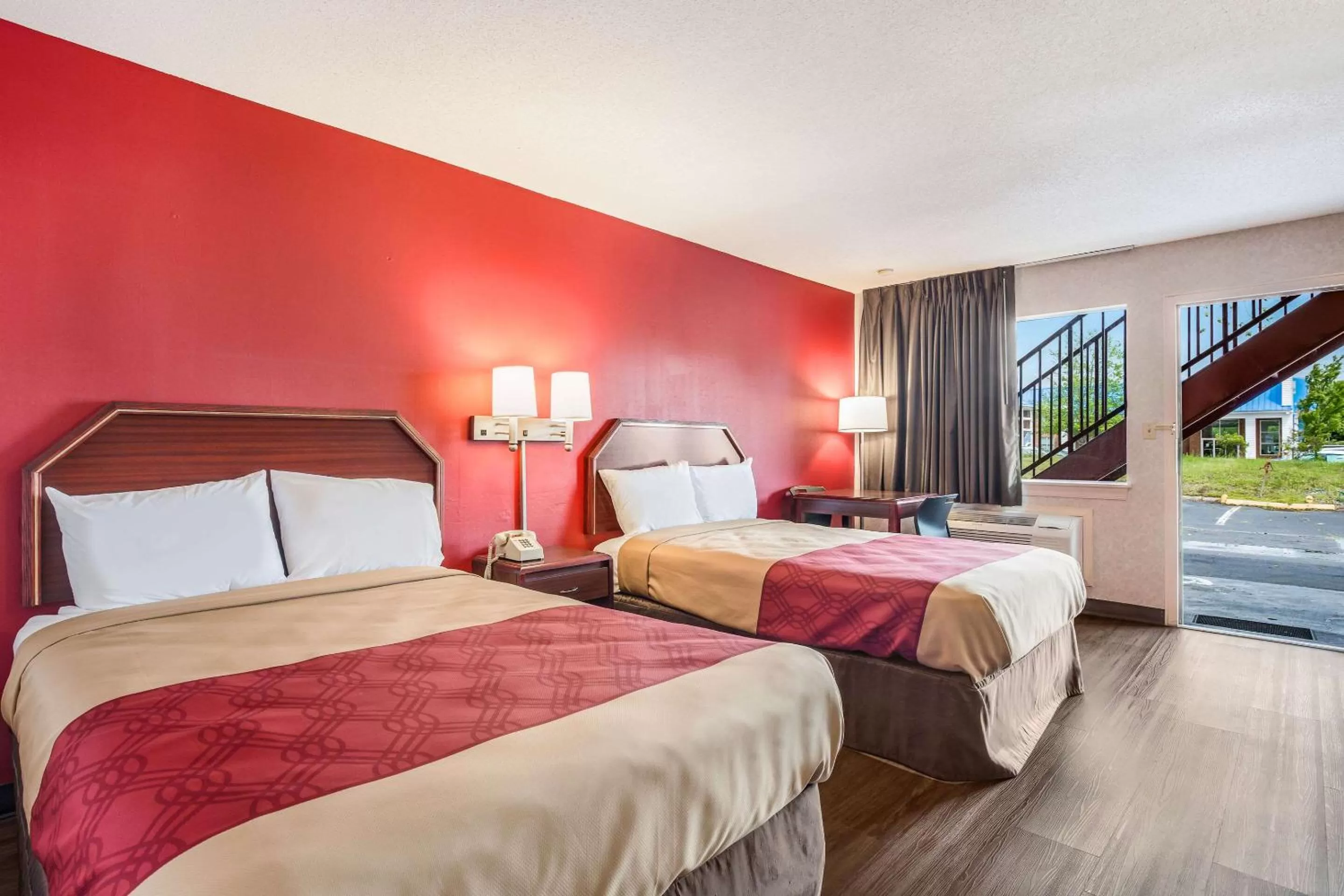 Photo of the whole room, Bed in Economy Inn