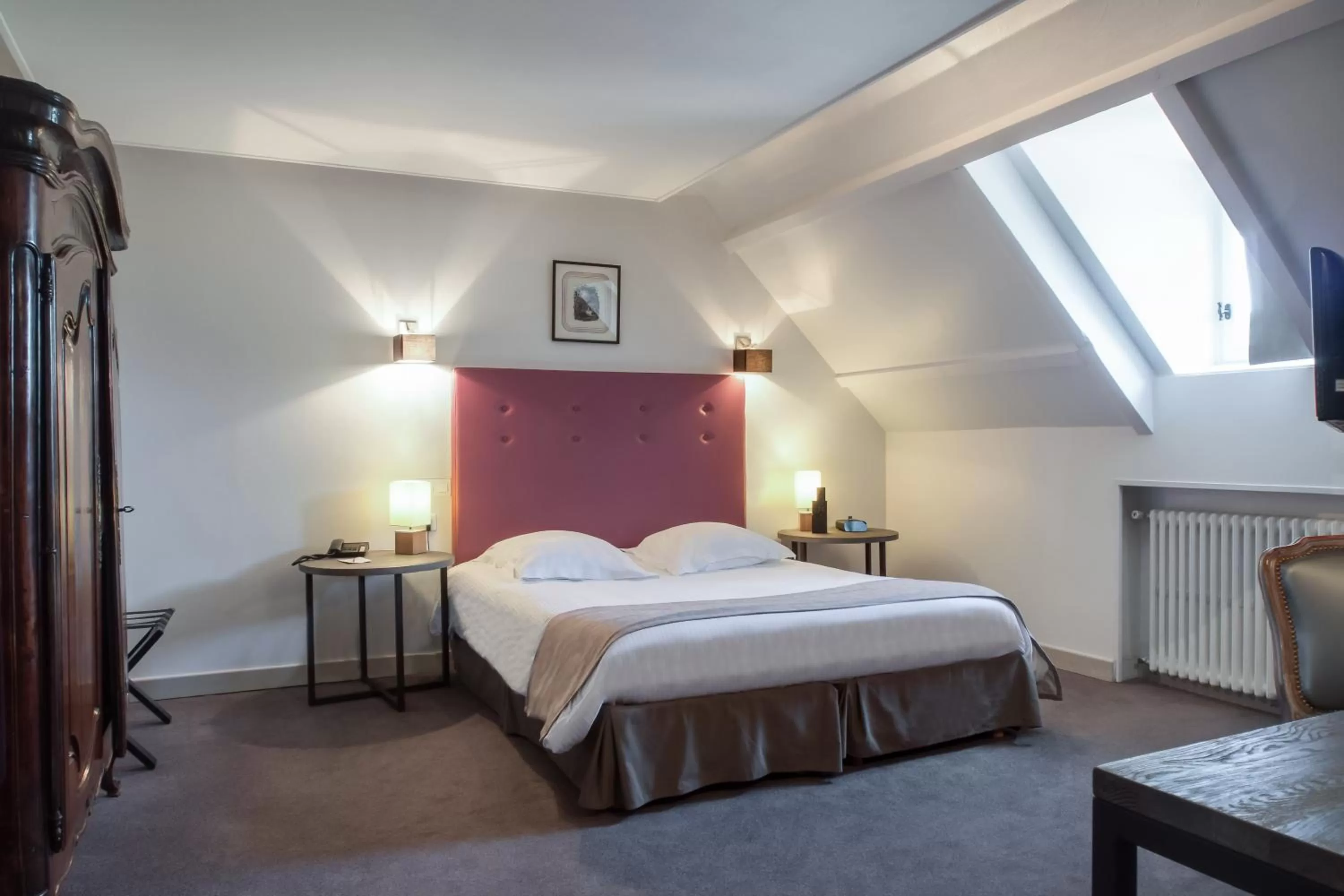 Photo of the whole room, Bed in Ermitage De Corton - Teritoria