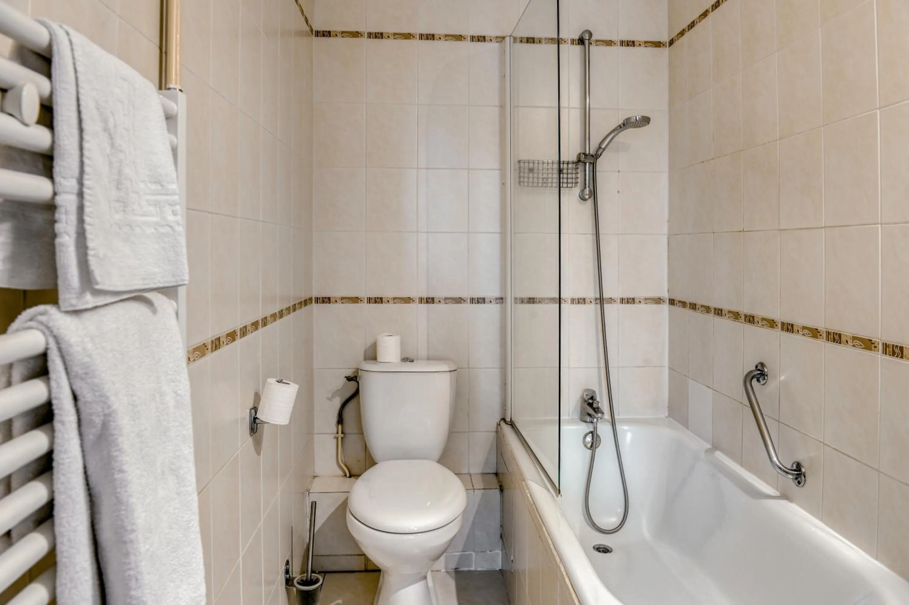 Bathroom in Brit Hotel du Commerce Bergerac