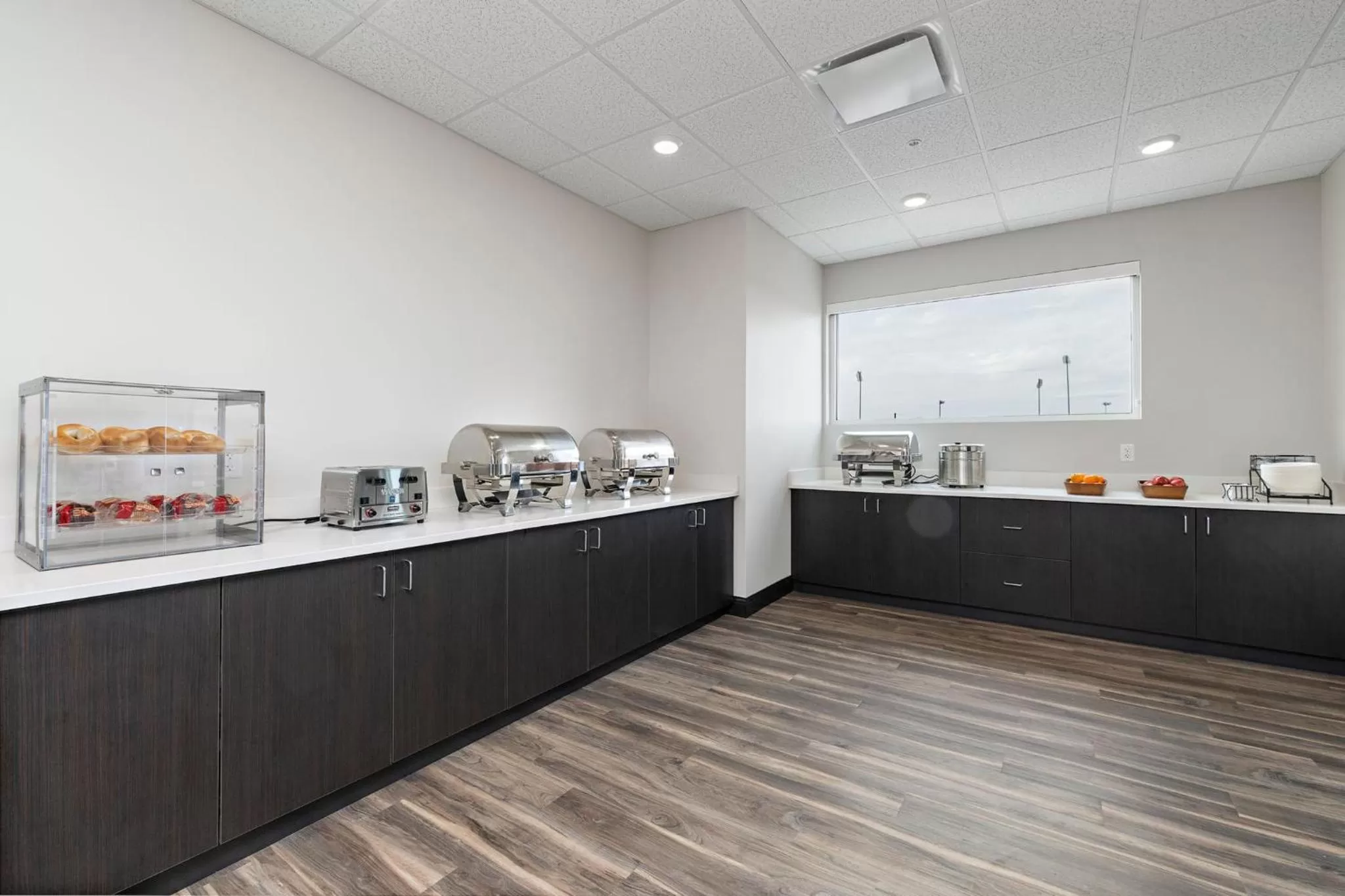 Breakfast in Holiday Inn Express Kansas City North Parkville by IHG