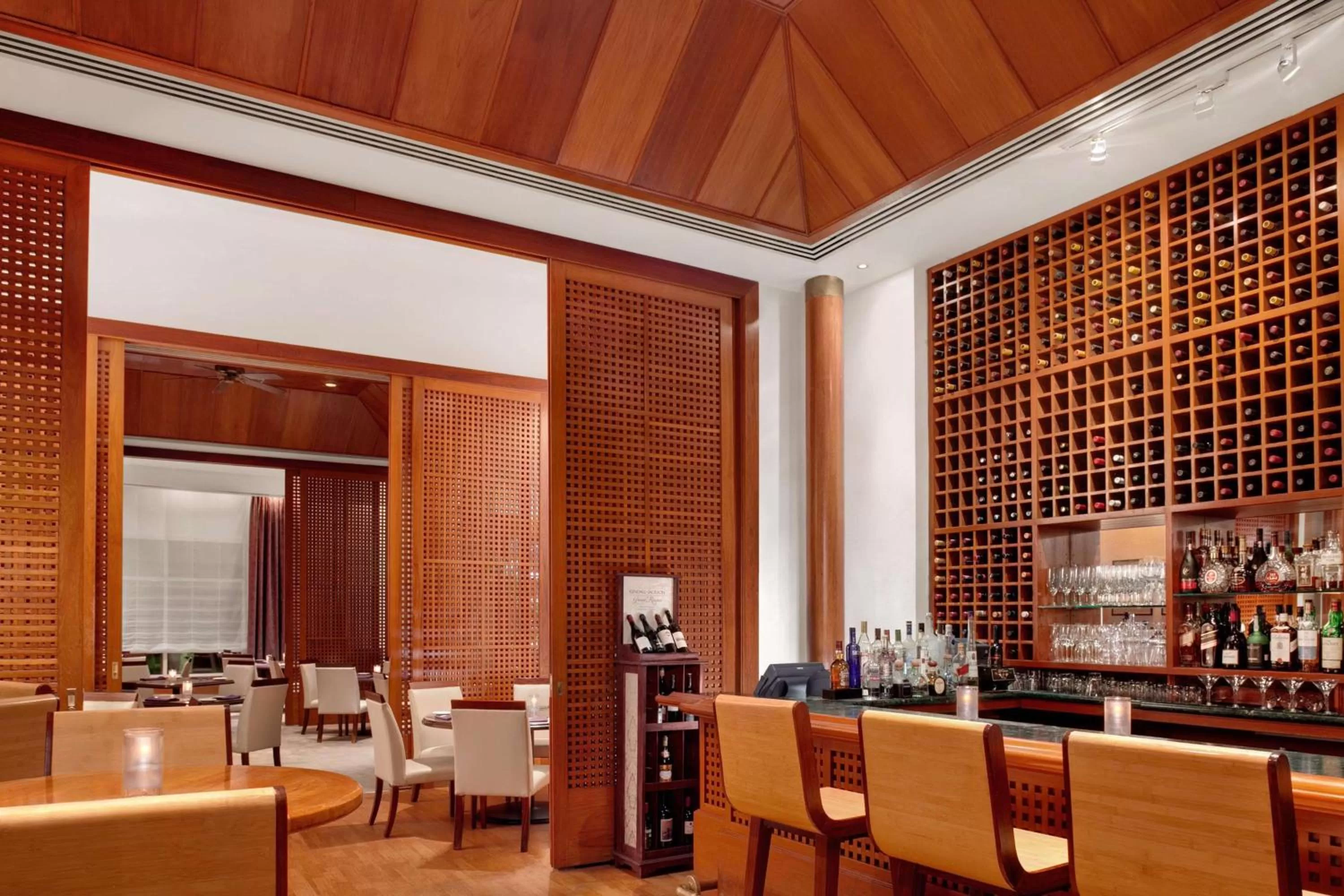 Lounge or bar in Hilton Guam Resort & Spa